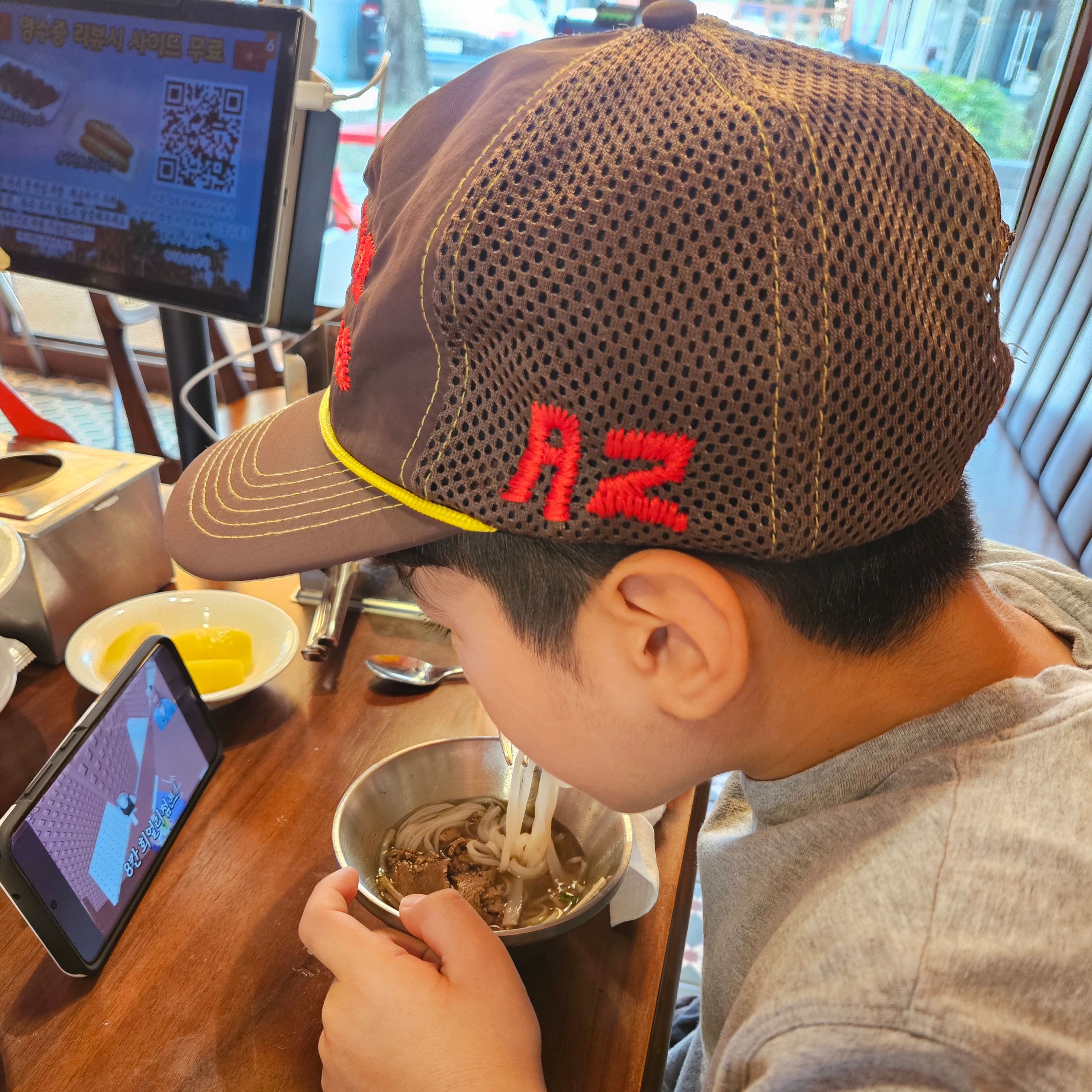 (W) Celine Triomphe Baseball Cap in Cotton Bright Red, Alex Zono Ten Toe Express Trucker Hat Brown 착용 스타일 - 9