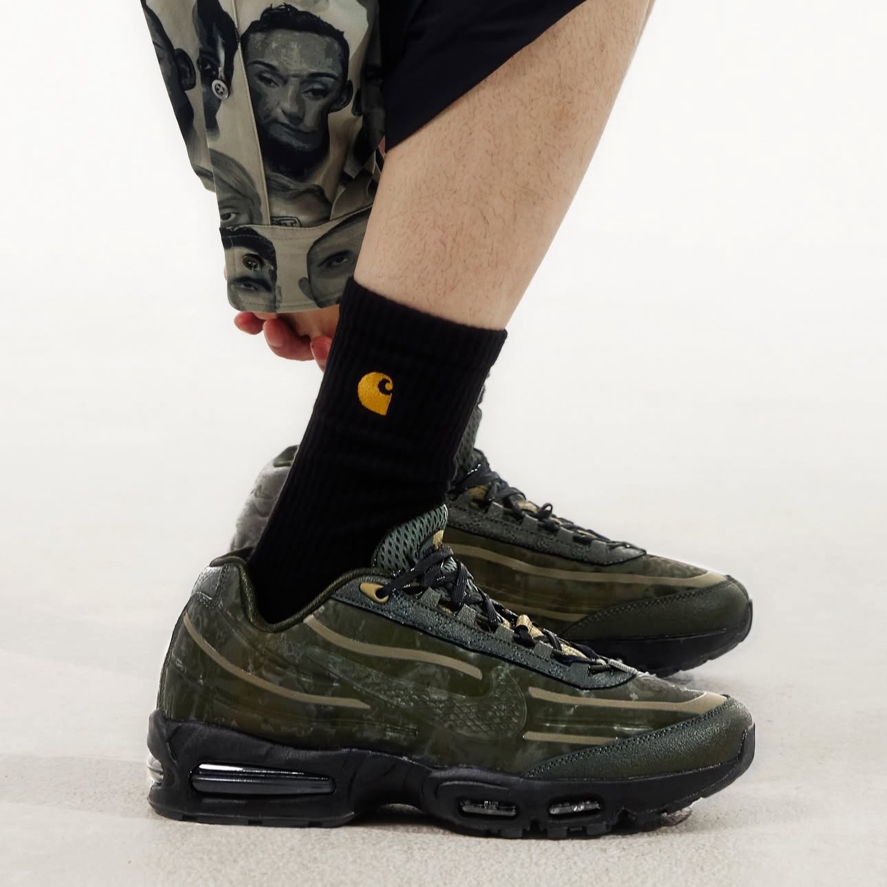 Nike x Worksout Air Max 95 Medium Olive and Sequoia 착용 스타일 - 1