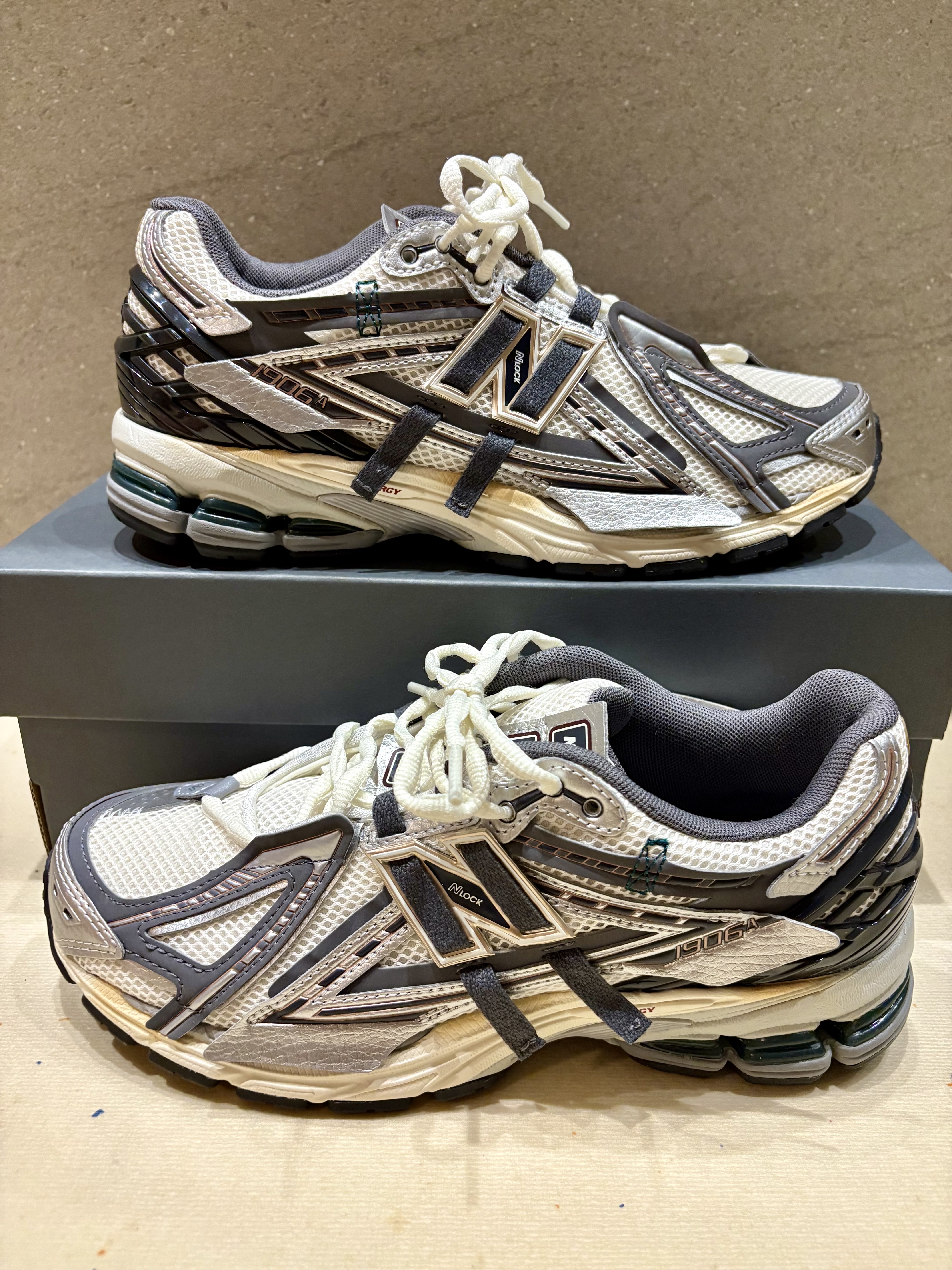 New Balance 1906A Silver Metallic Castlerock 착용 스타일 - 2