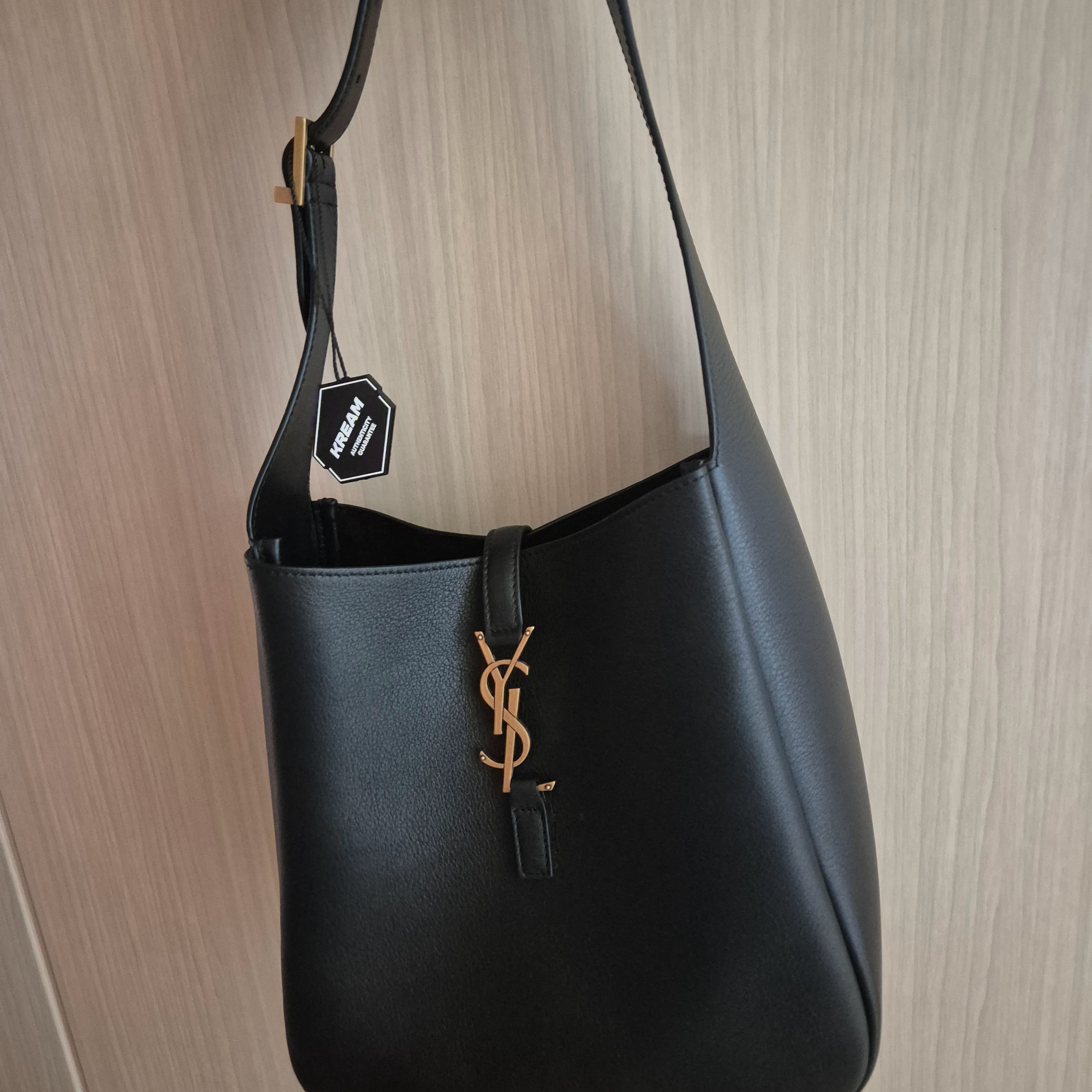 Saint Laurent Small Le 5 A 7 Supple Shoulder Bag Black 착용 스타일