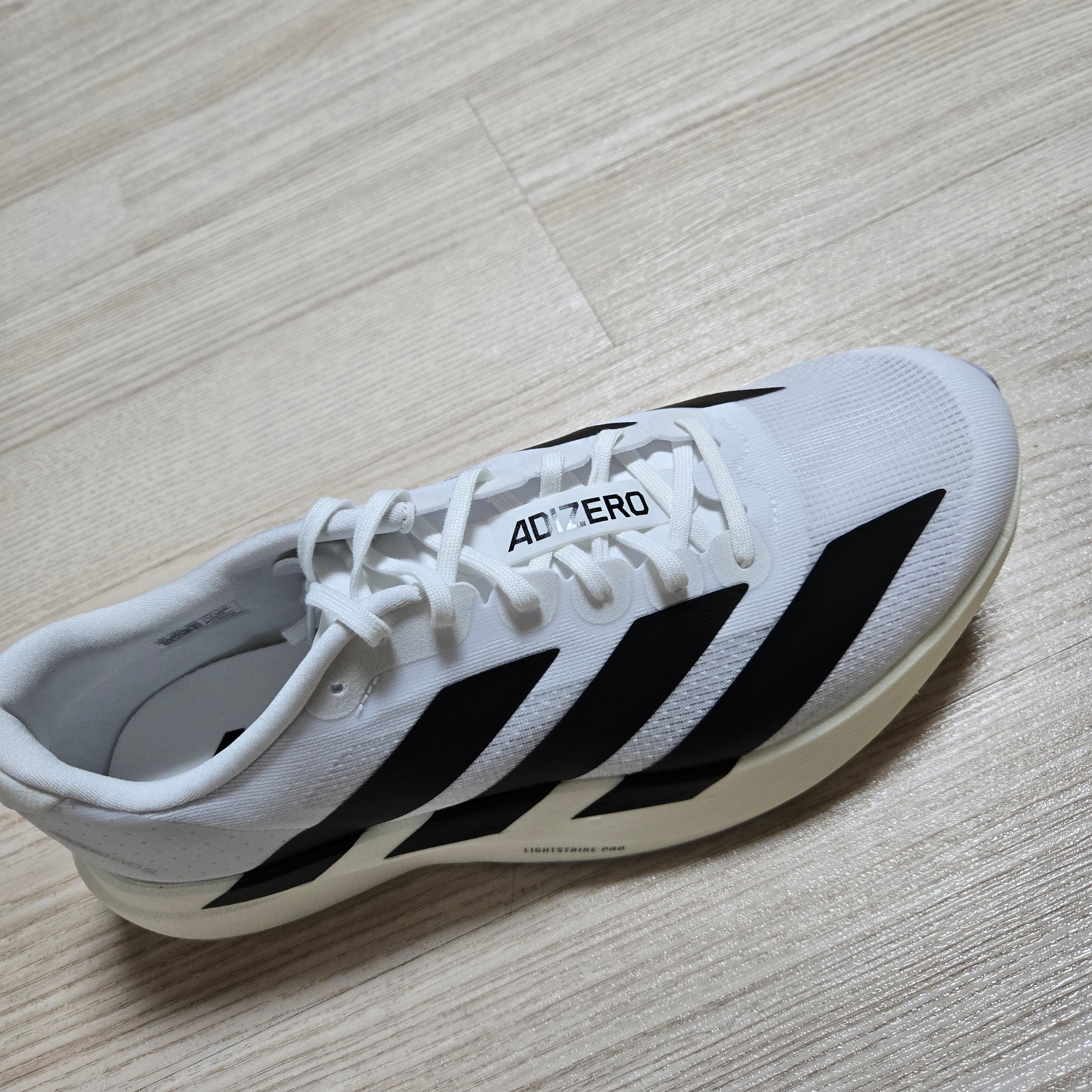 Adidas Adizero EVO SL Cloud White Core Black 착용 스타일