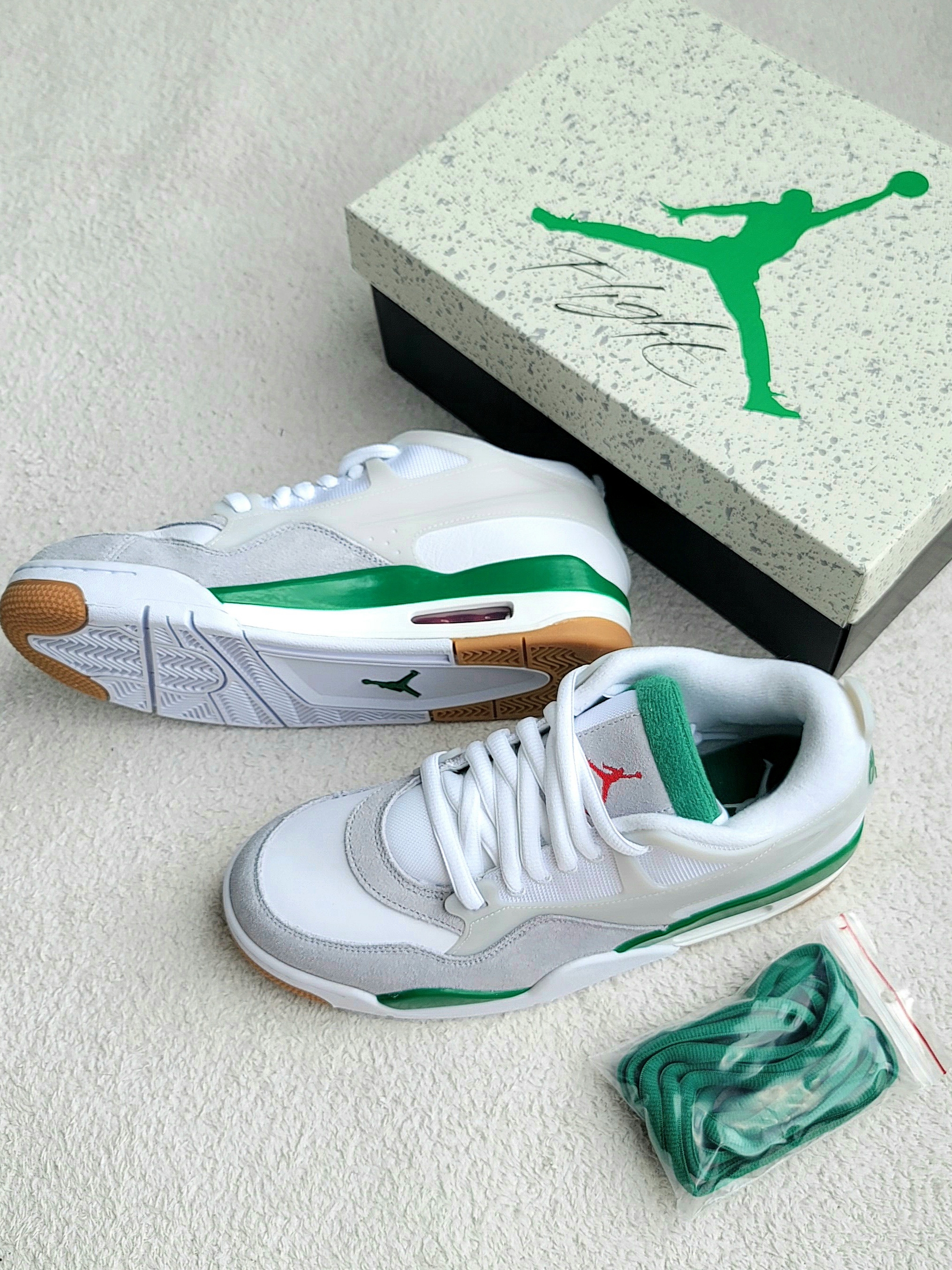 Jordan 4 RM White Pine Green 착용 스타일 - 1