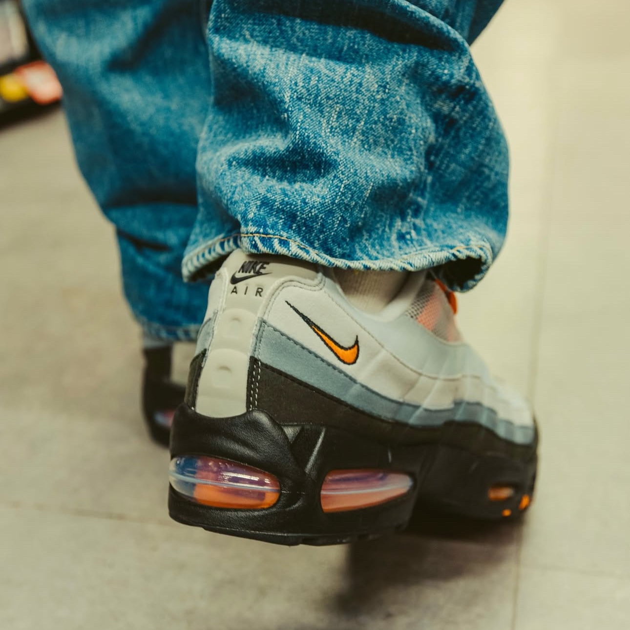 Nike Air Max 95 OG Bright Mandarin 착용 스타일 - 5