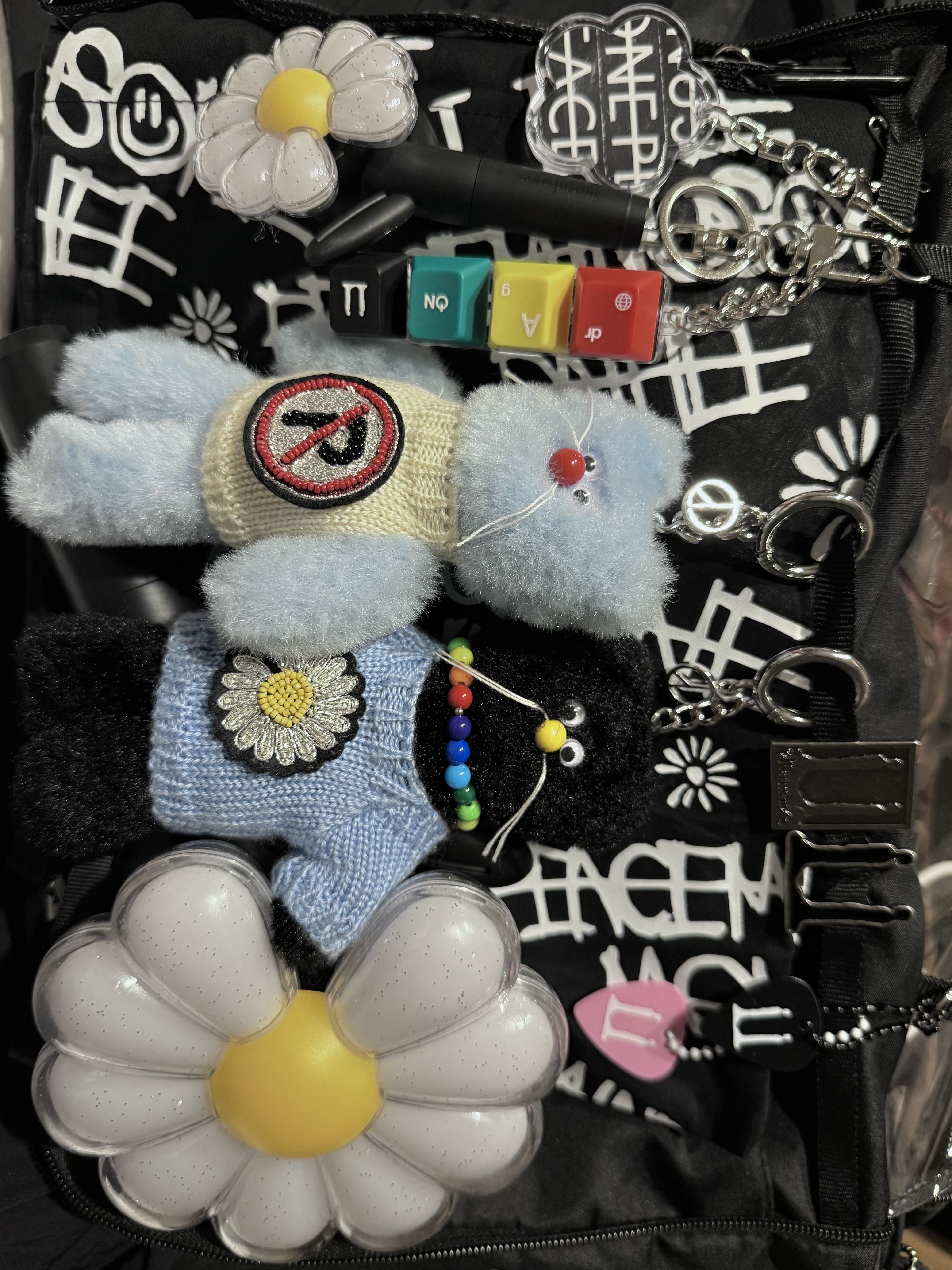 G-DRAGON Ubermensch Official Mini Light Keyring, Monamhee x Peaceminusone Daihee Plush Keyring 착용 스타일 - 1