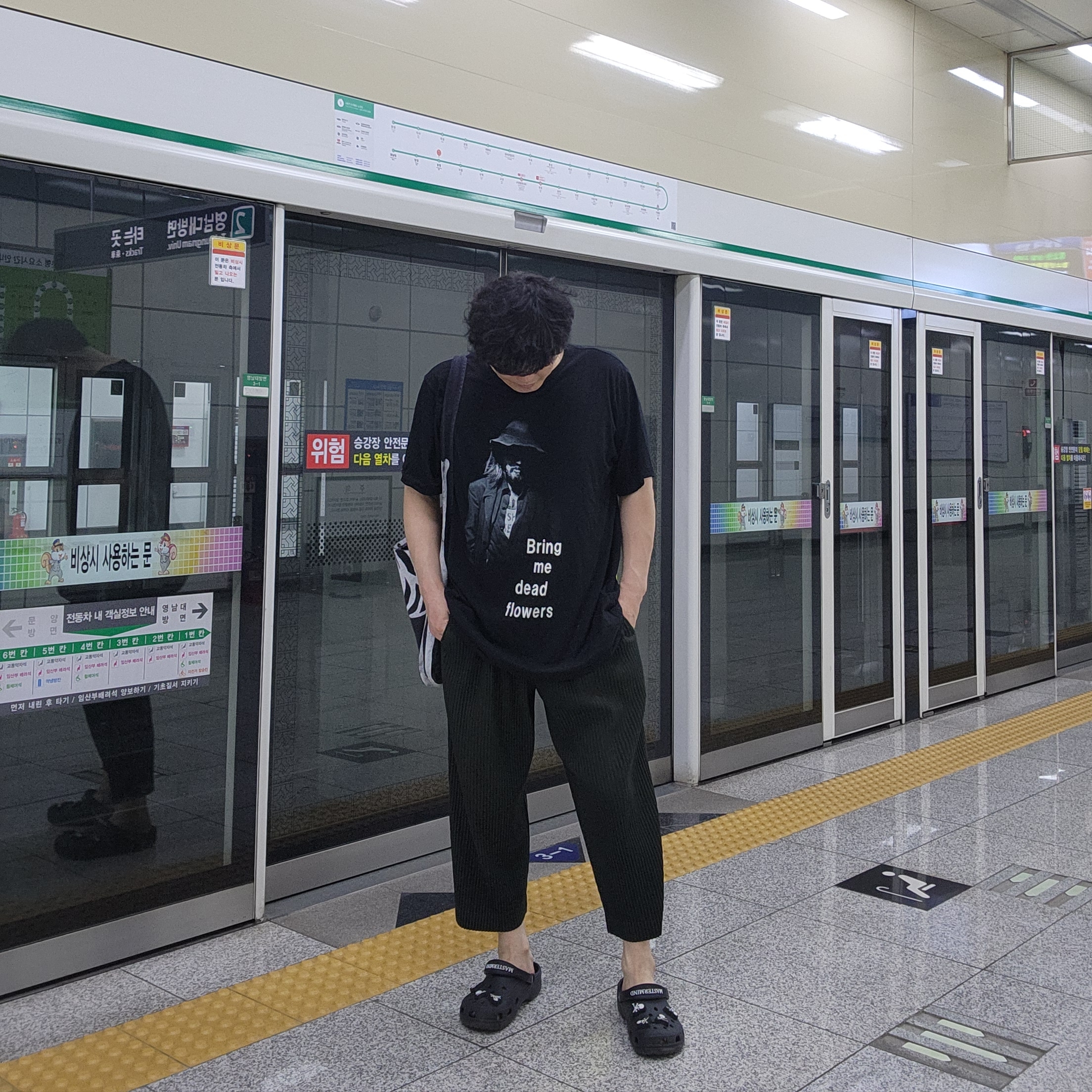 Crocs x Mastermind Classic Clog Black 착용 스타일