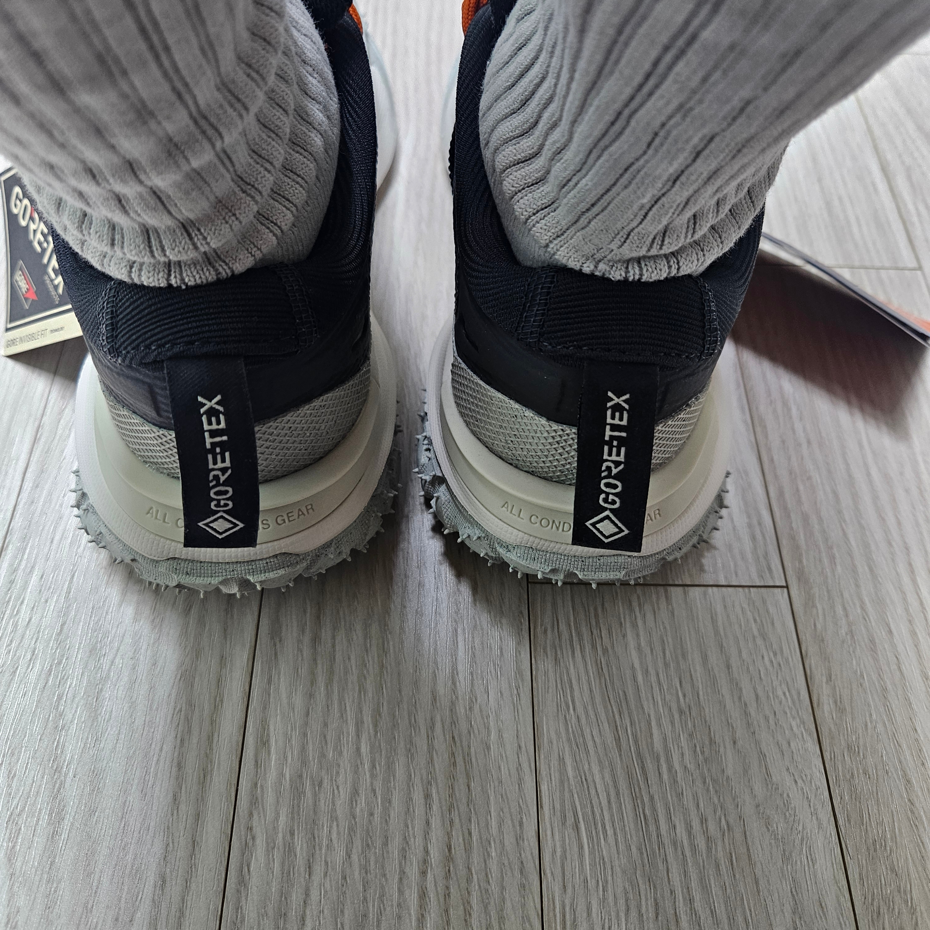 Nike ACG Mountain Fly Low Gore-Tex Dark Smoke Grey 착용 스타일 - 3