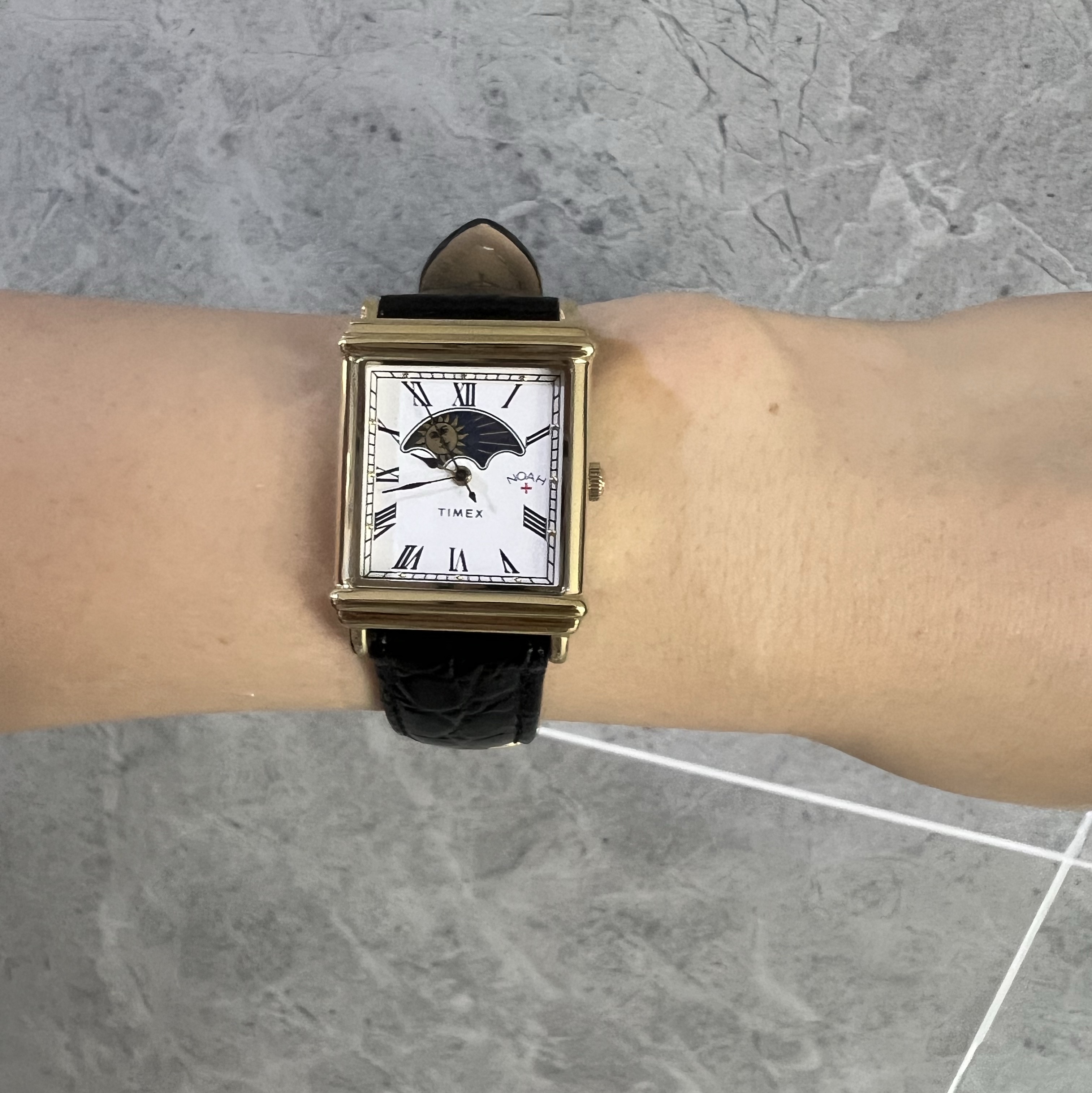 Timex x Noah Sun and Moon Watch Black Gold 착용 스타일 - 2