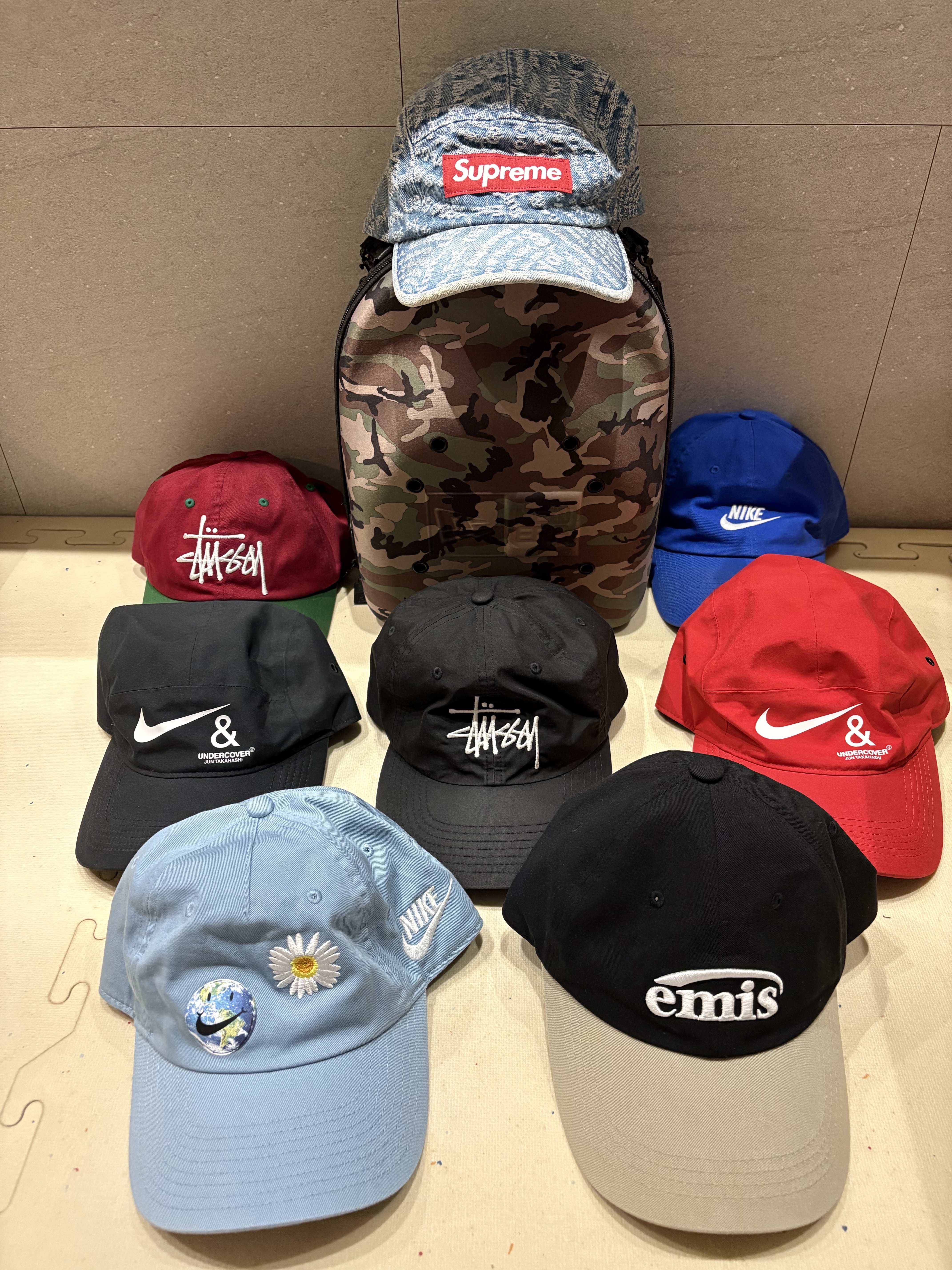 Nike x Undercover NRG AW84 TC Adjustable Cap Red, Nike x Undercover NRG AW84 TC Adjustable Cap Black 착용 스타일 - 1