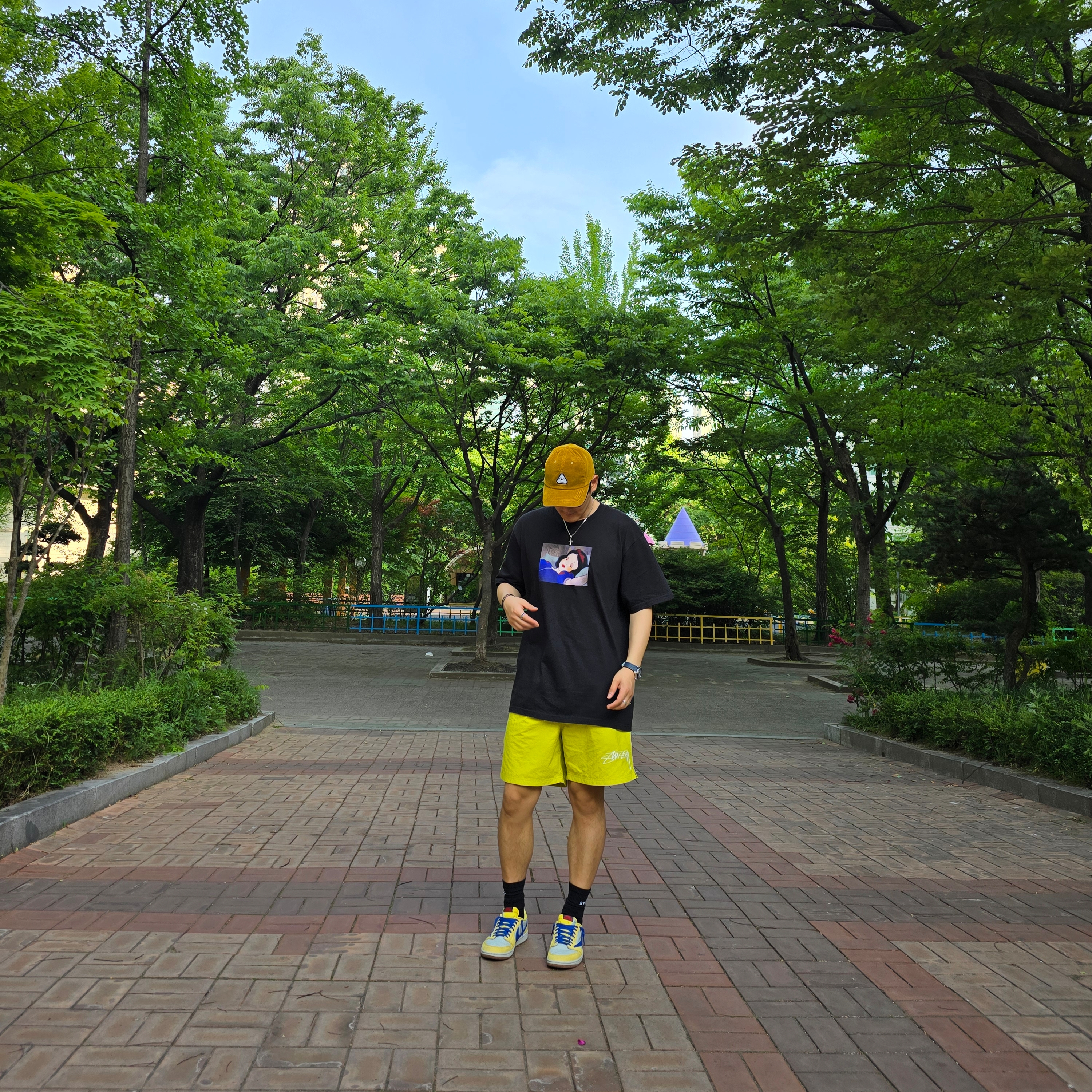 Palace Cord Tri-Ferg Patch 6-Panel Gold - 23FW, Supreme Snow White T-Shirt Black - 24FW 착용 스타일 - 1