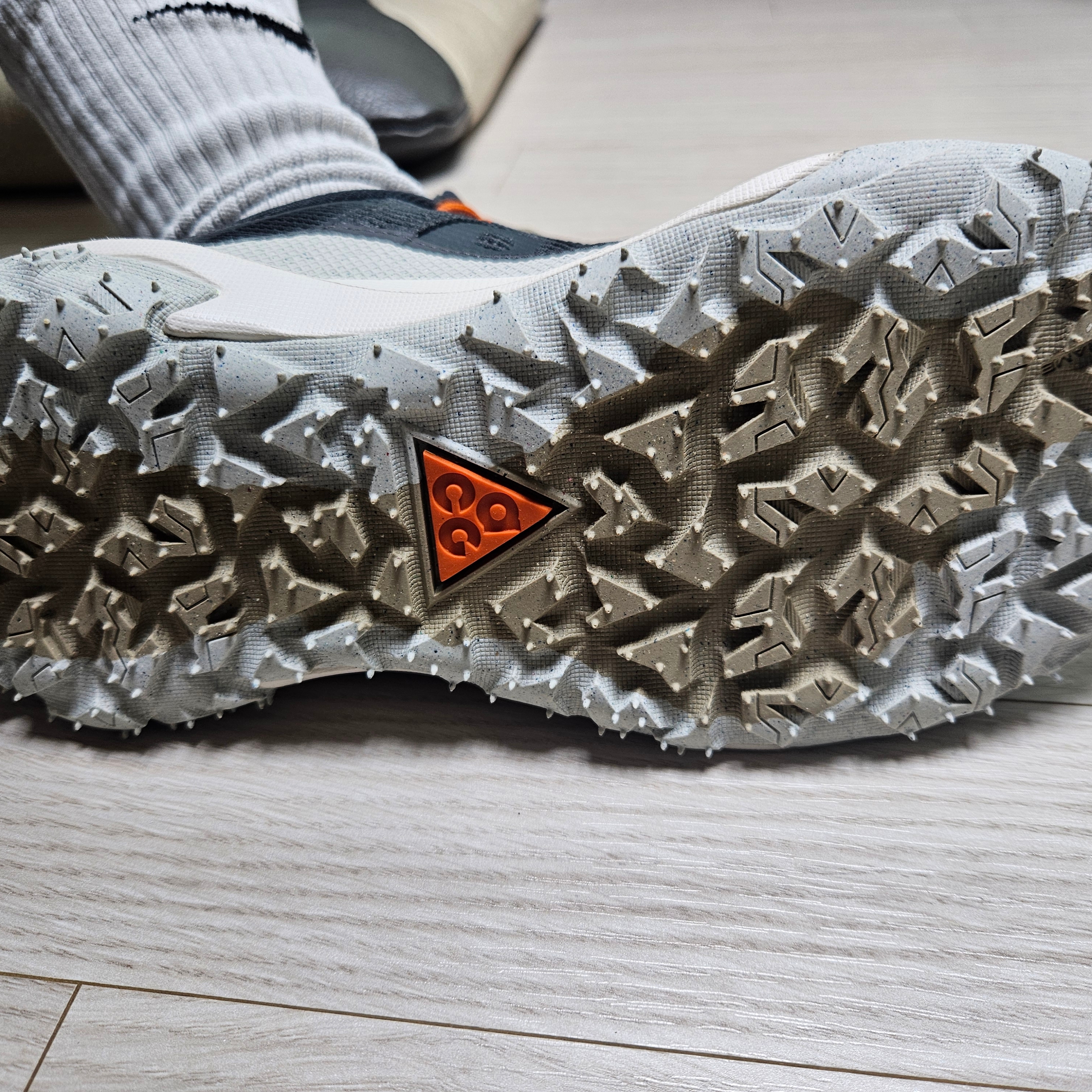 Nike ACG Mountain Fly Low Gore-Tex Dark Smoke Grey 착용 스타일 - 4