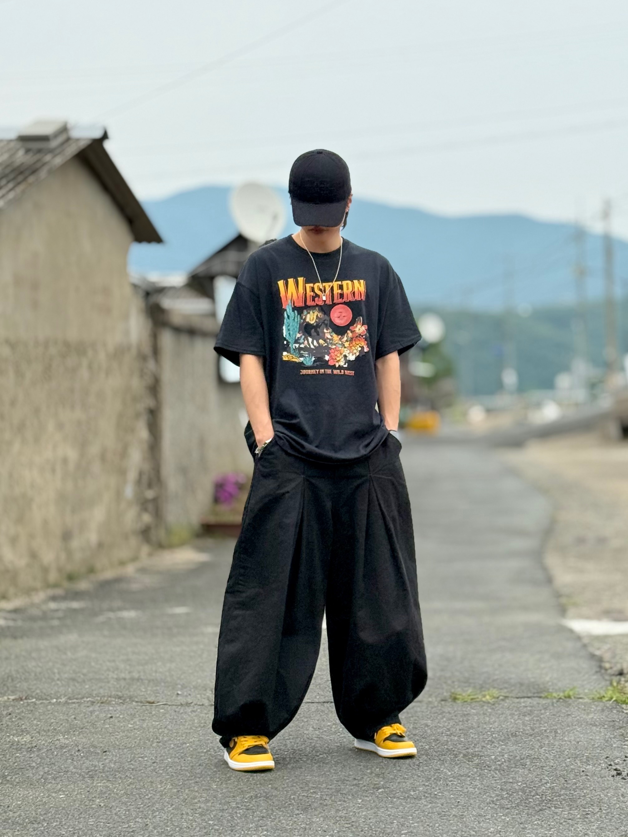 Gildan X American Collection Western T-Shirt Black, Jordan 1 Retro High OG Pollen 착용 스타일 - 1