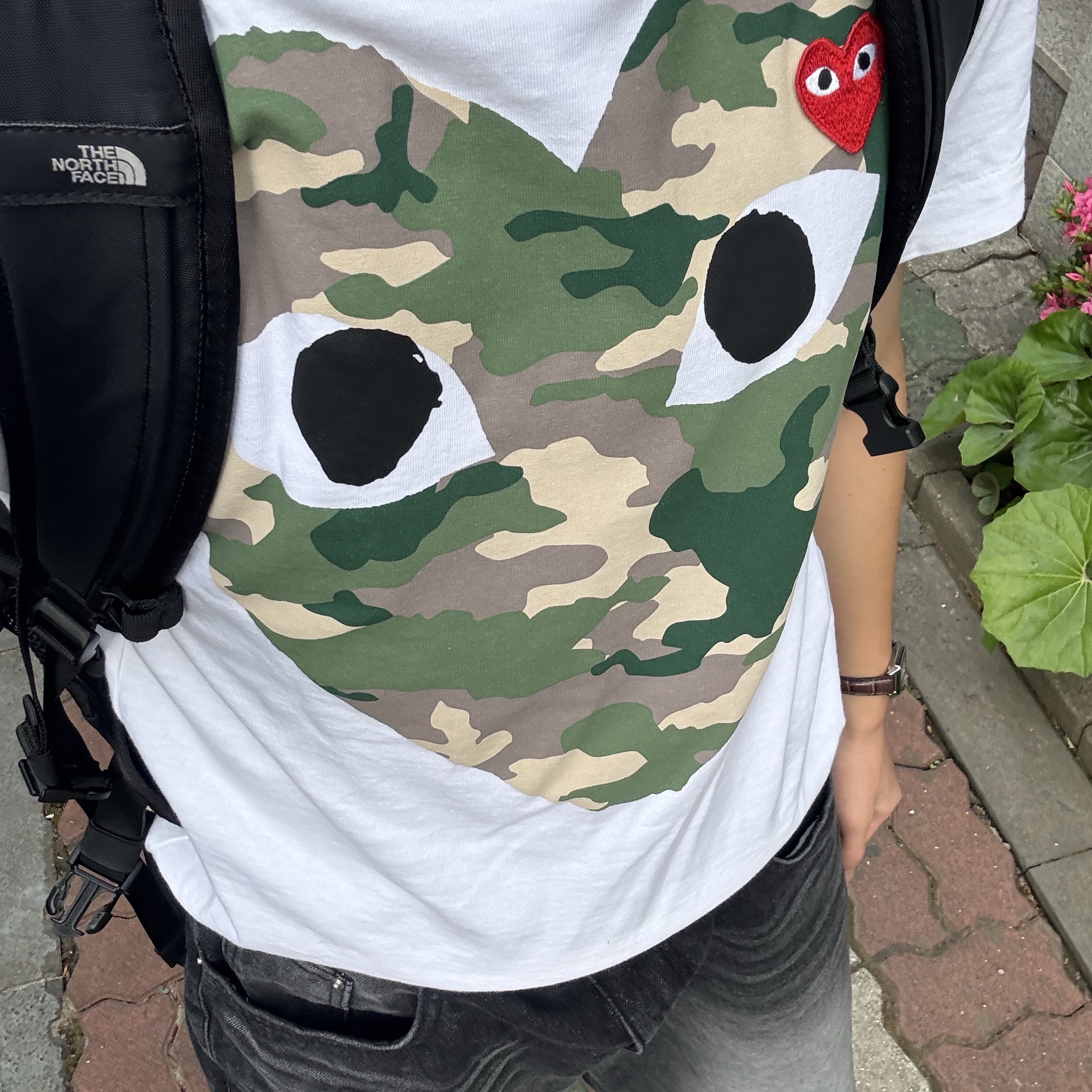 Play Comme des Garcons Camouflage Heart T-Shirt White 착용 스타일