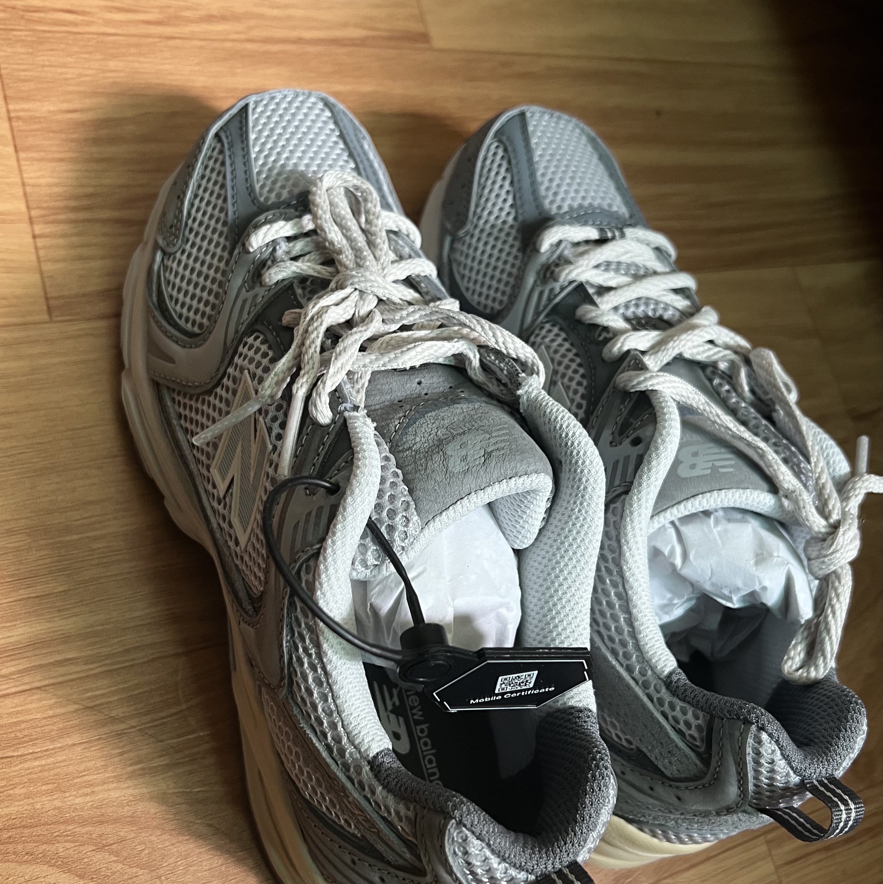 New Balance 530 Premium Vintage Grey Matter 착용 스타일 - 2