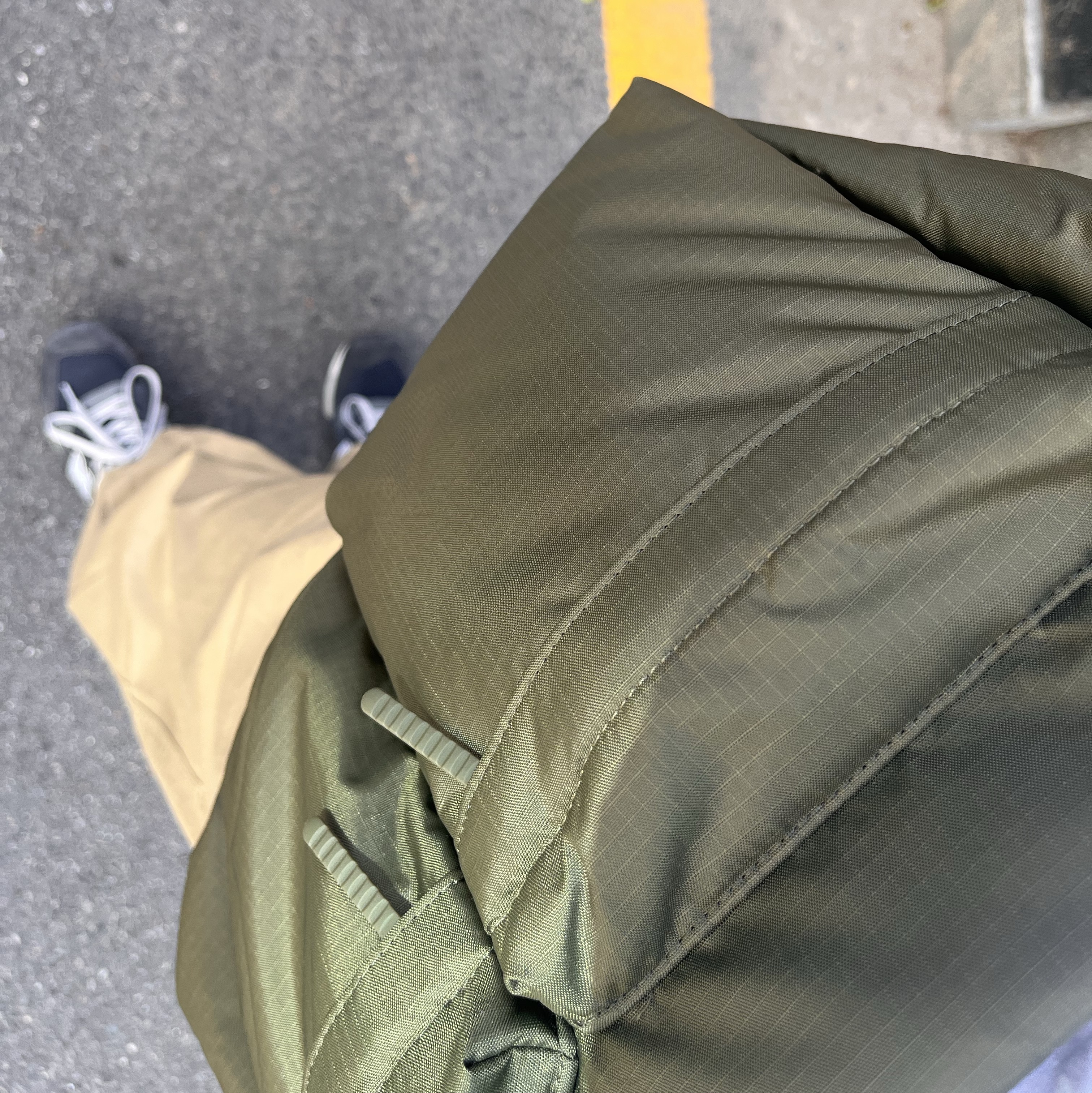 Uniqlo Multi Pocket Shoulder Bag Olive 착용 스타일