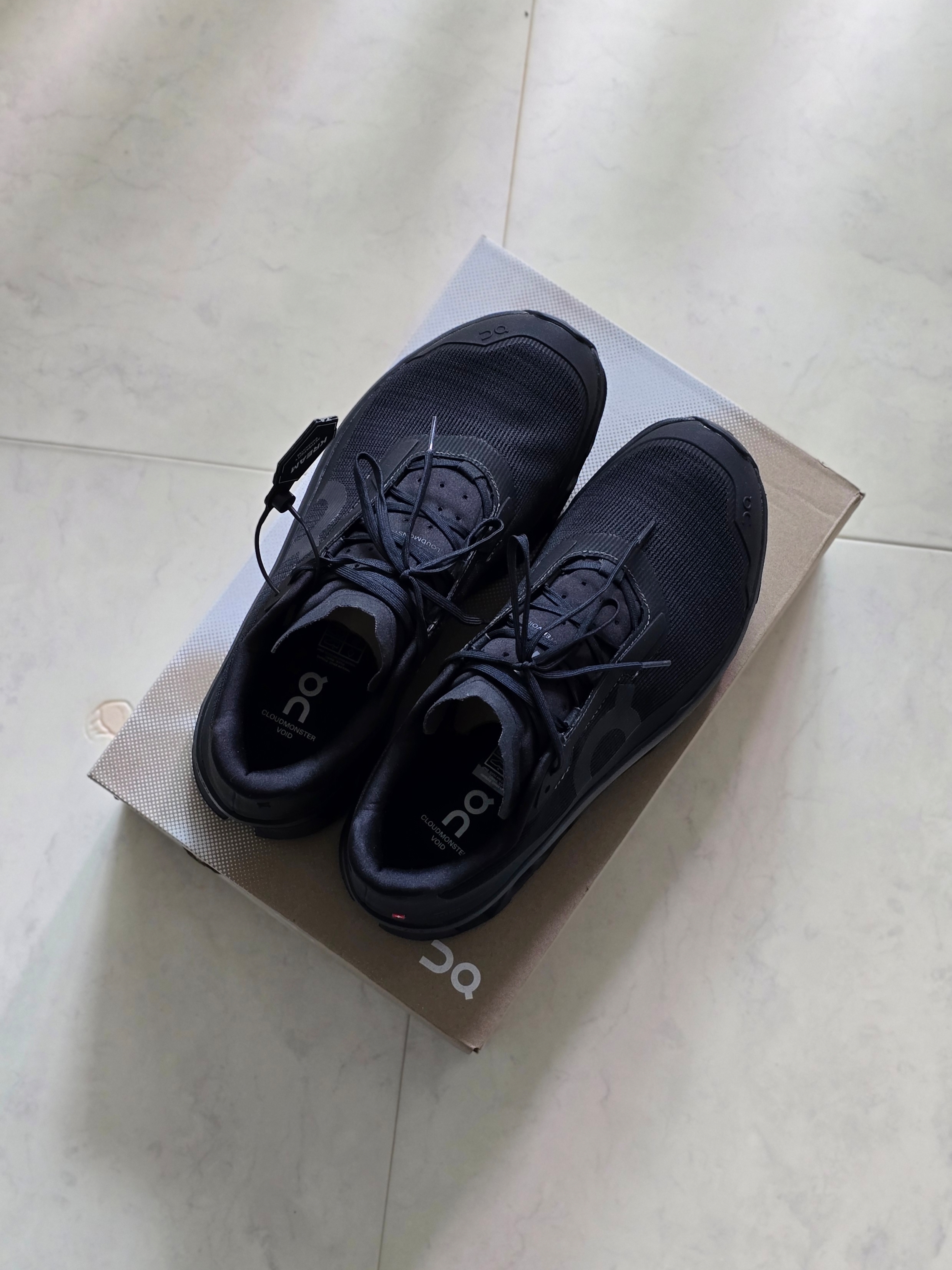 On Running Cloudmonster Void Black 착용 스타일 - 3
