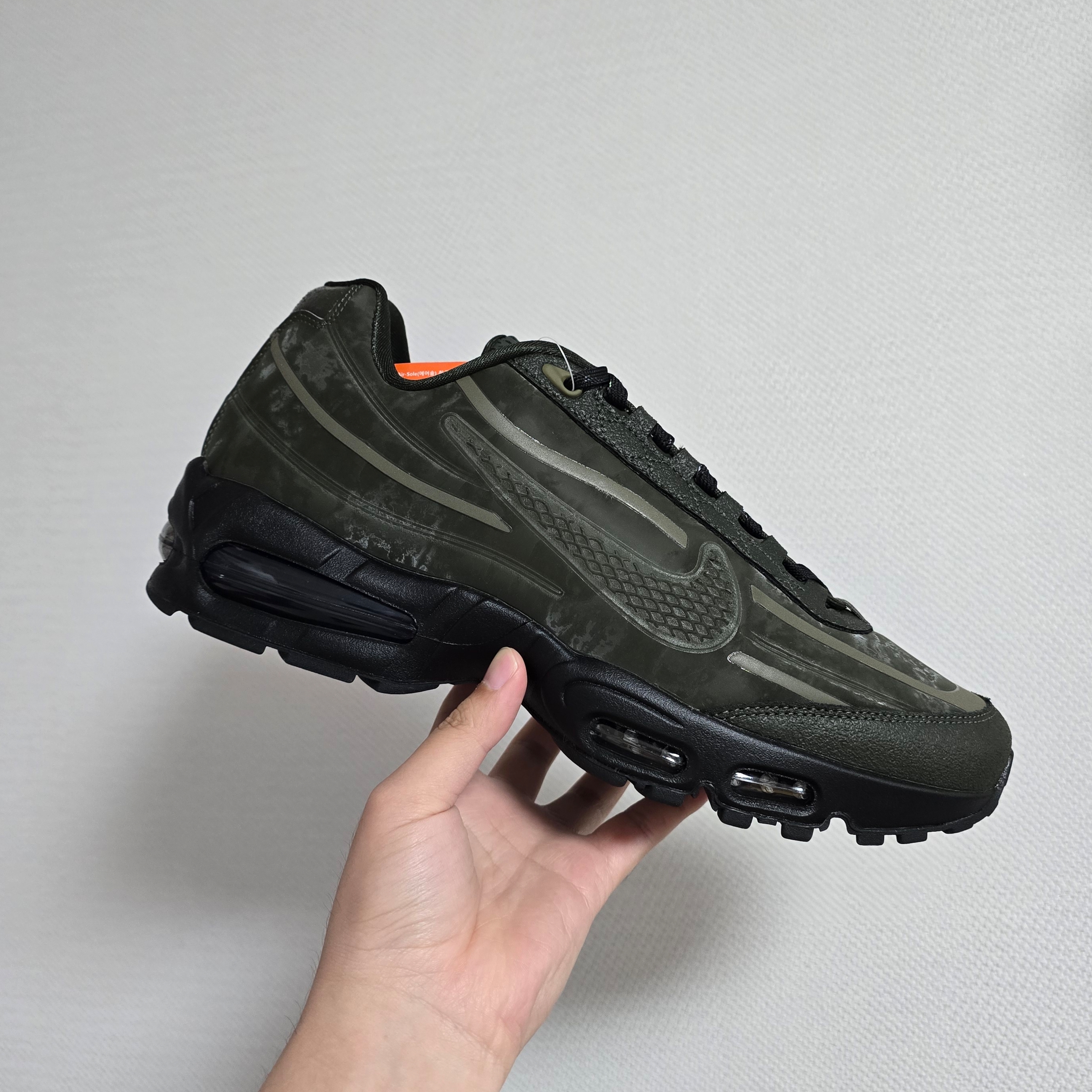 Nike x Worksout Air Max 95 Medium Olive and Sequoia 착용 스타일