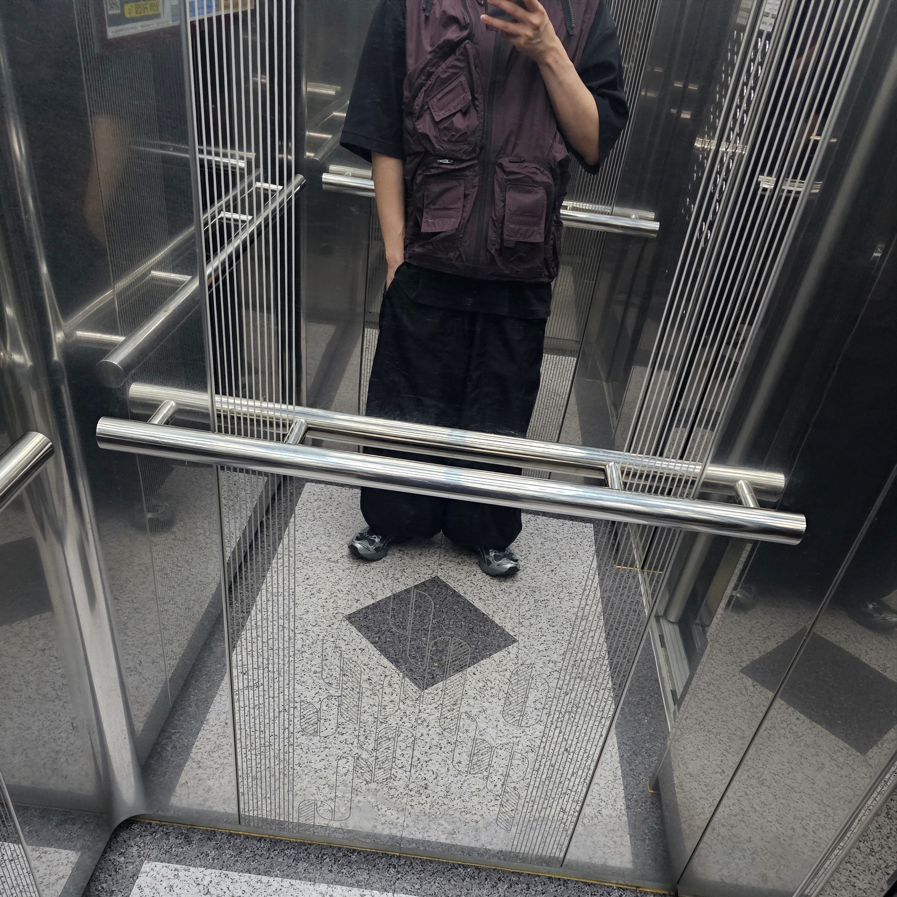 Nike x Drake Nocta NRG LR Track Jacket Dark Wine (DR2618-646), Asics x Unaffected Gel-Kayano 14 Silver Moon 착용 스타일