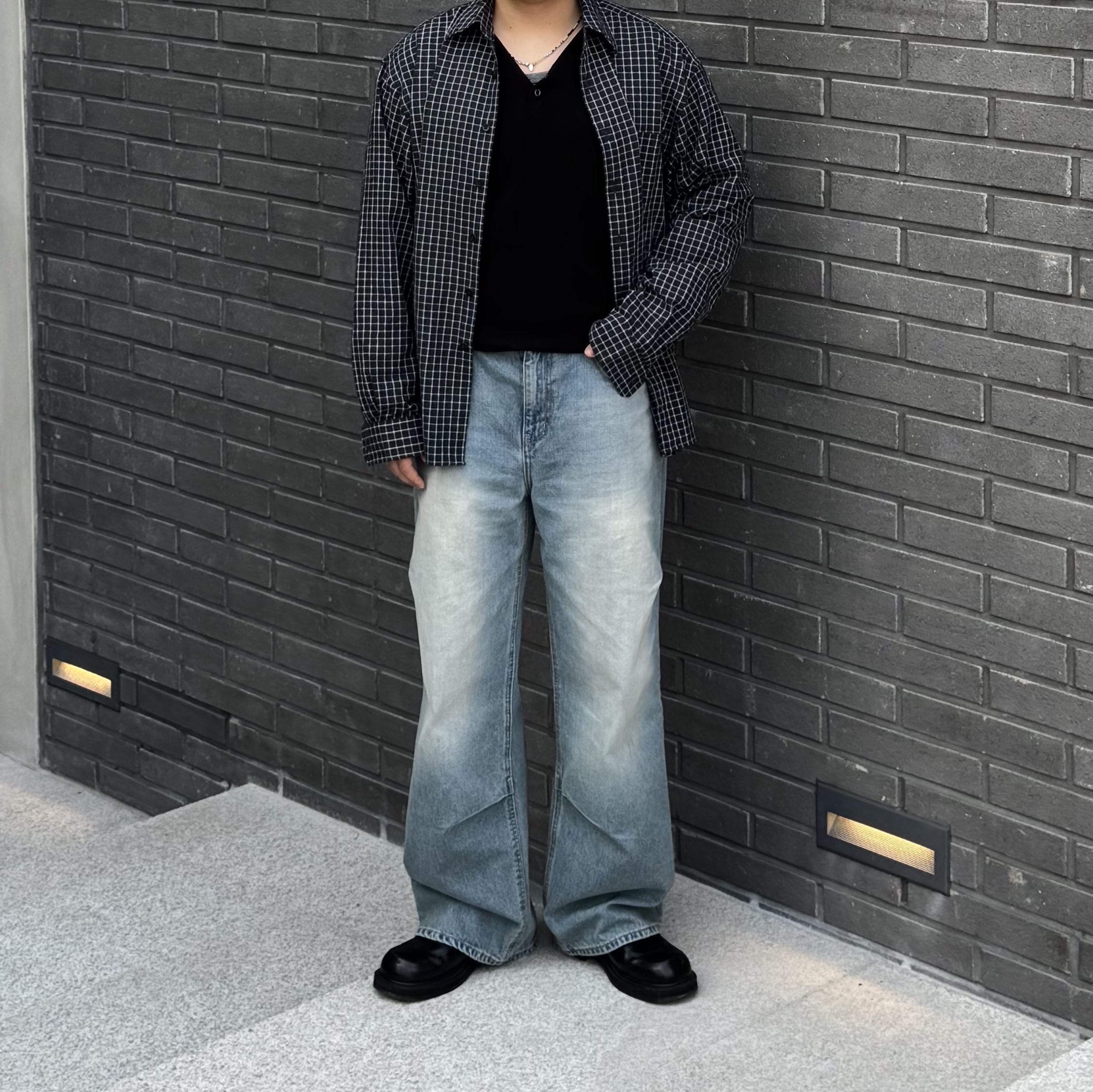 LEARVE Cove Hook Henley Neck T-Shirt Black, noun Straight Denim Pants Mid Blue 착용 스타일 - 1
