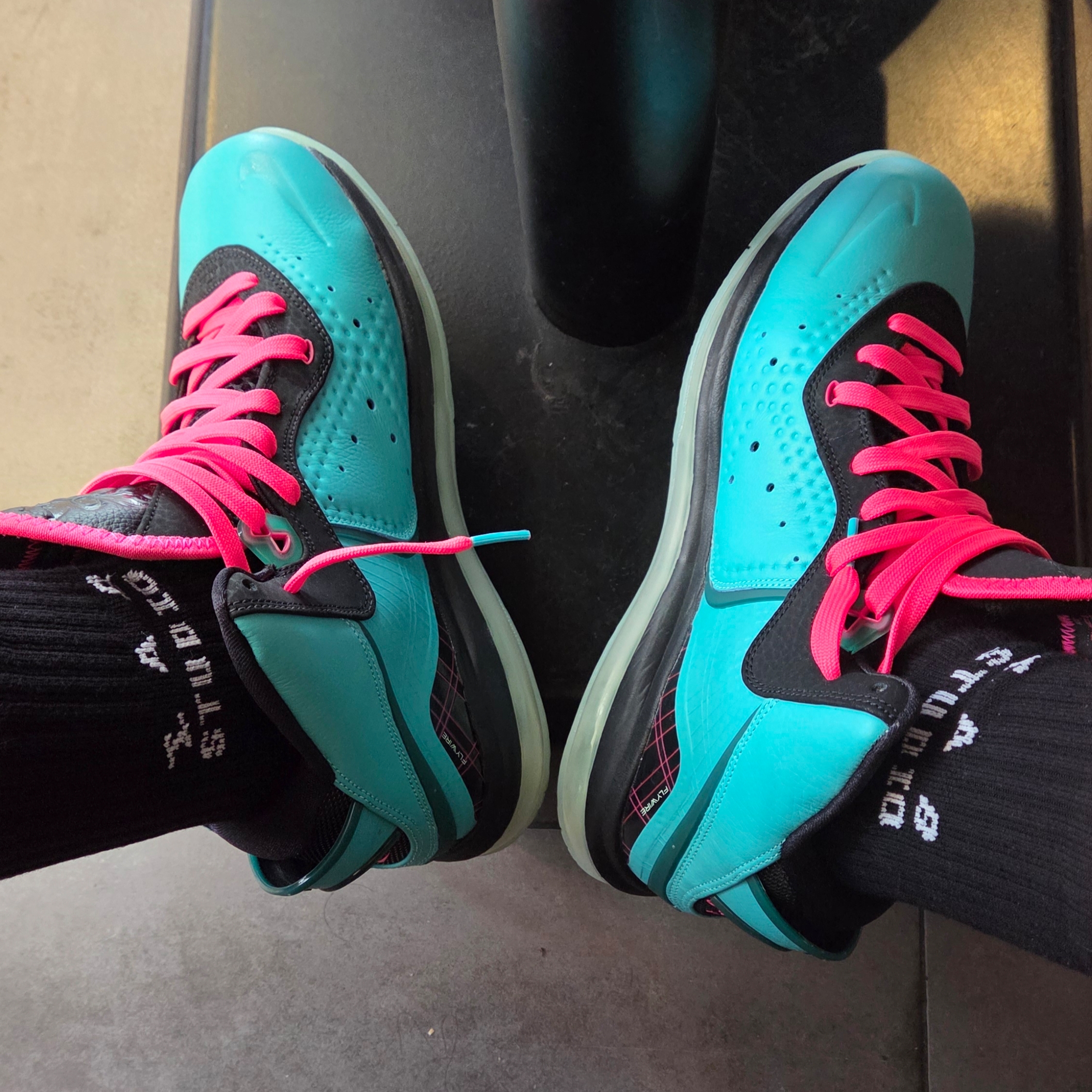 Nike LeBron 8 QS South Beach 2021, IAB Studio Socks Pack White Black 착용 스타일 - 3
