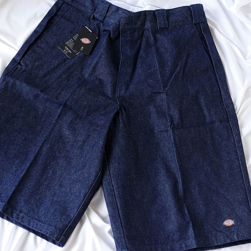 Dickies Loose Fit 13 Inch Flat Front Work Shorts Dark Navy 착용 스타일 - 1