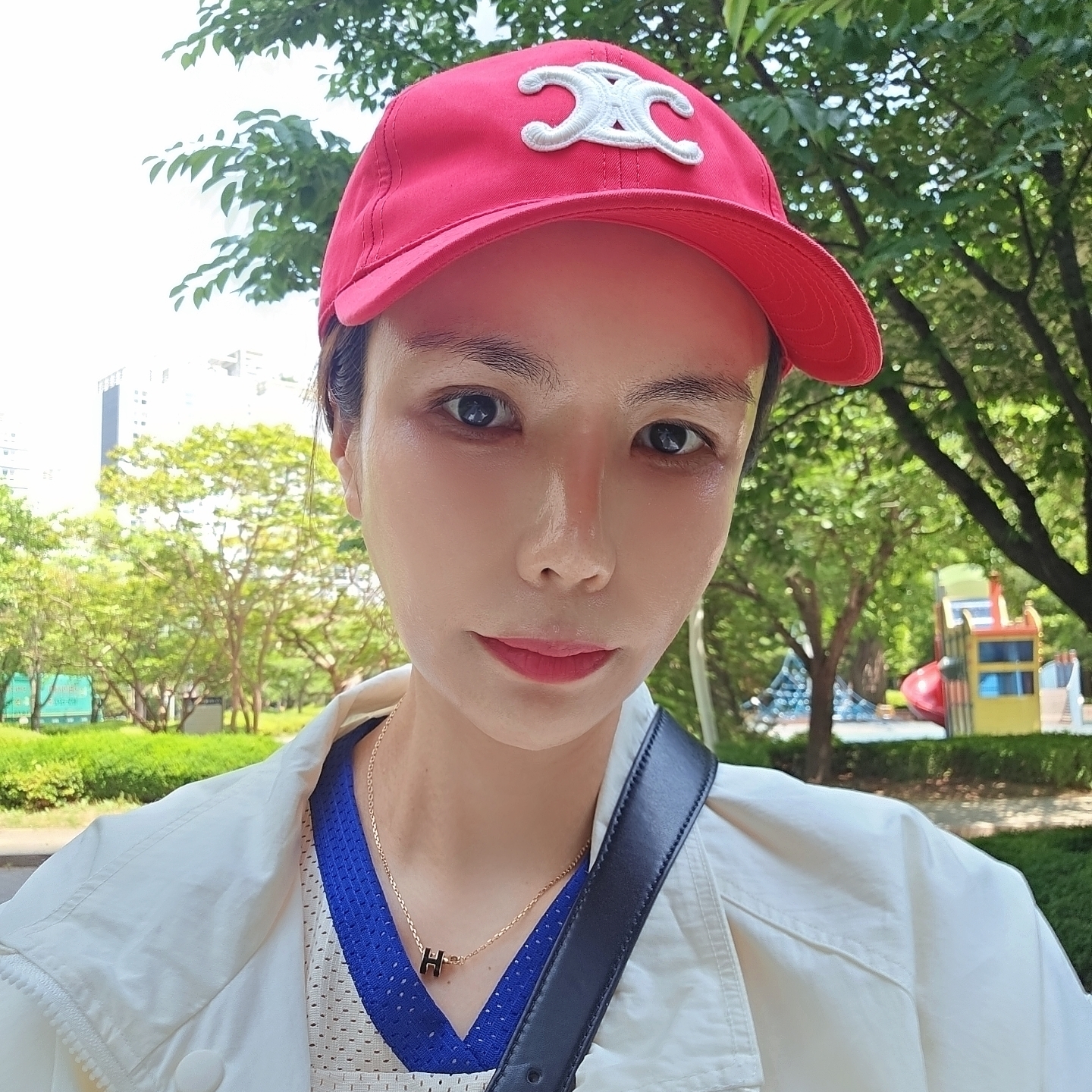(W) Celine Triomphe Baseball Cap in Cotton Bright Red, Alex Zono Ten Toe Express Trucker Hat Brown 착용 스타일 - 4