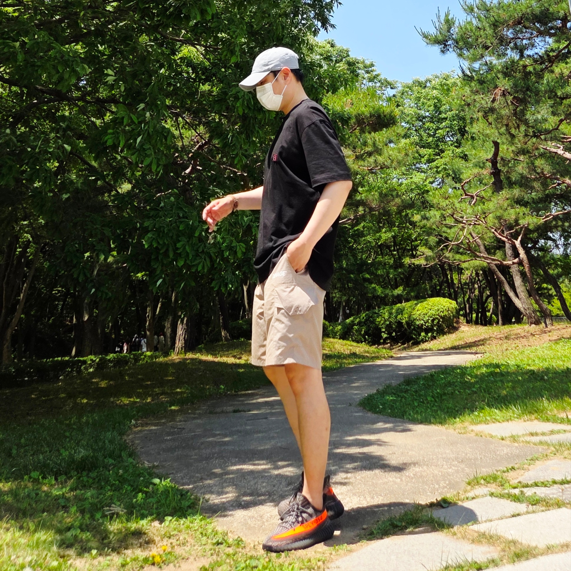 Adidas Yeezy Boost 350 V2 Carbon Beluga, Nike Heritage 86 Futura Washed Cap Particle Grey 착용 스타일 - 5