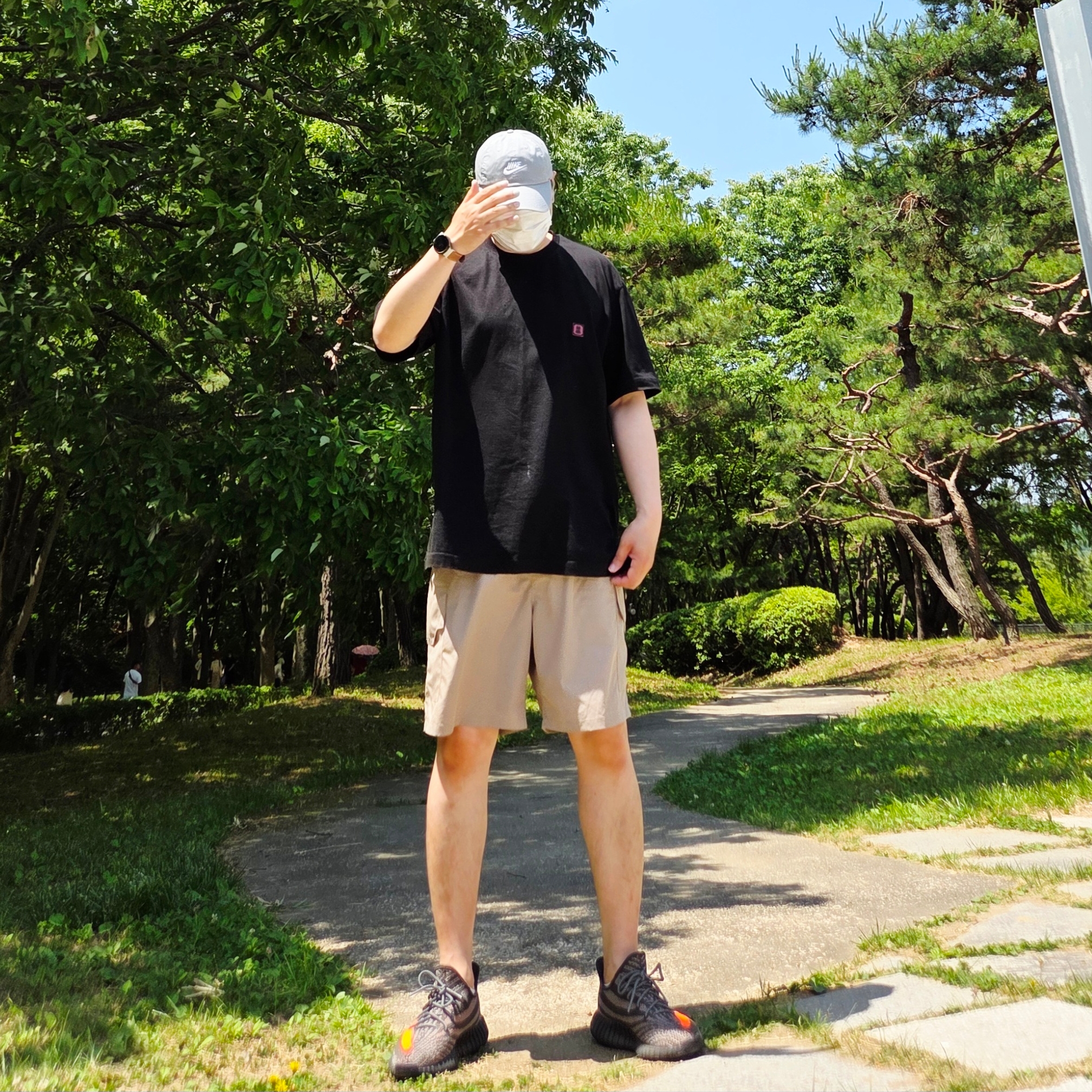 Adidas Yeezy Boost 350 V2 Carbon Beluga, Nike Heritage 86 Futura Washed Cap Particle Grey 착용 스타일 - 6