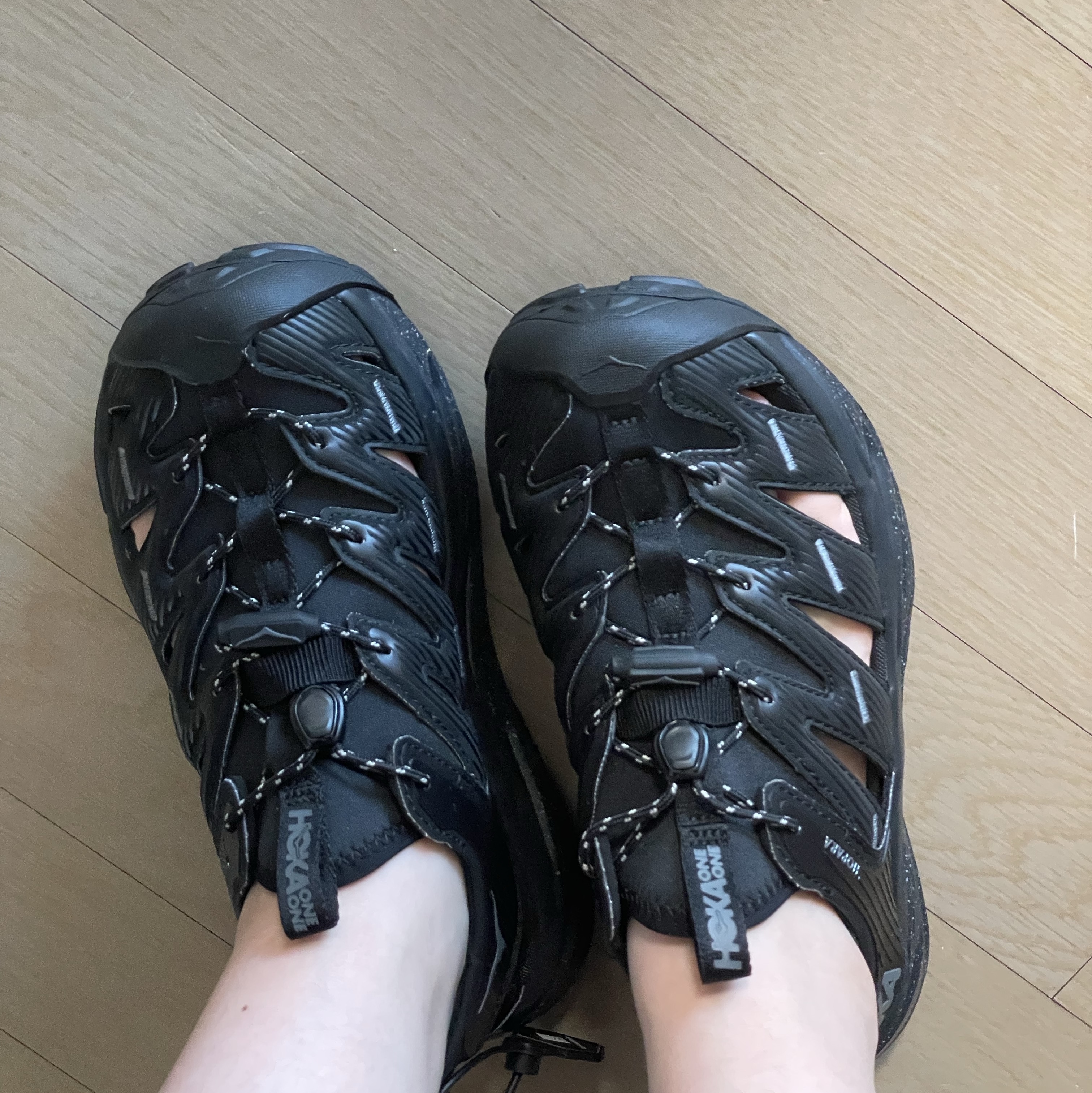 Hoka Hopara Black Castle Rock 착용 스타일