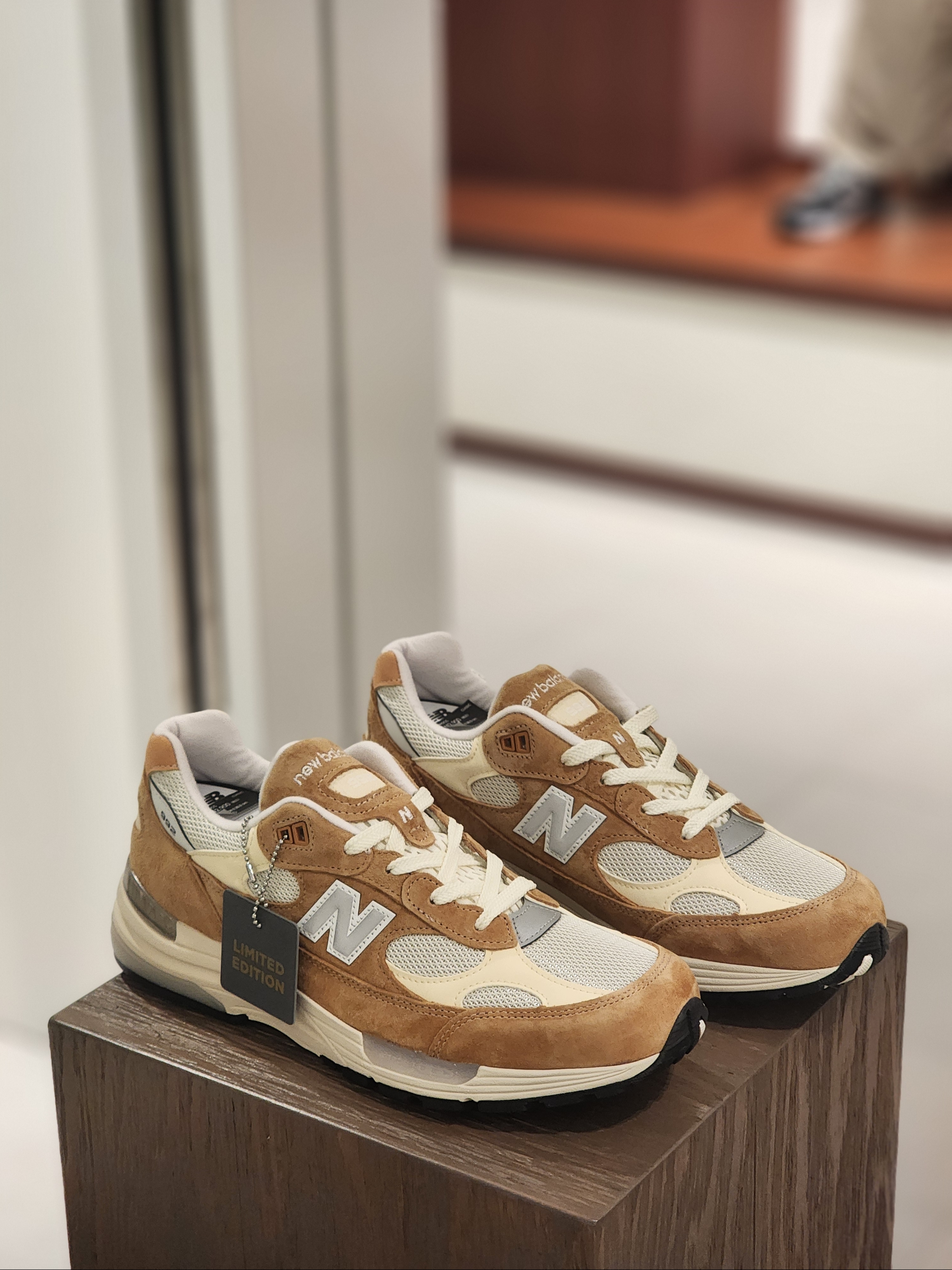 New Balance 992 Made in USA Sweet Caramel Calcium 착용 스타일