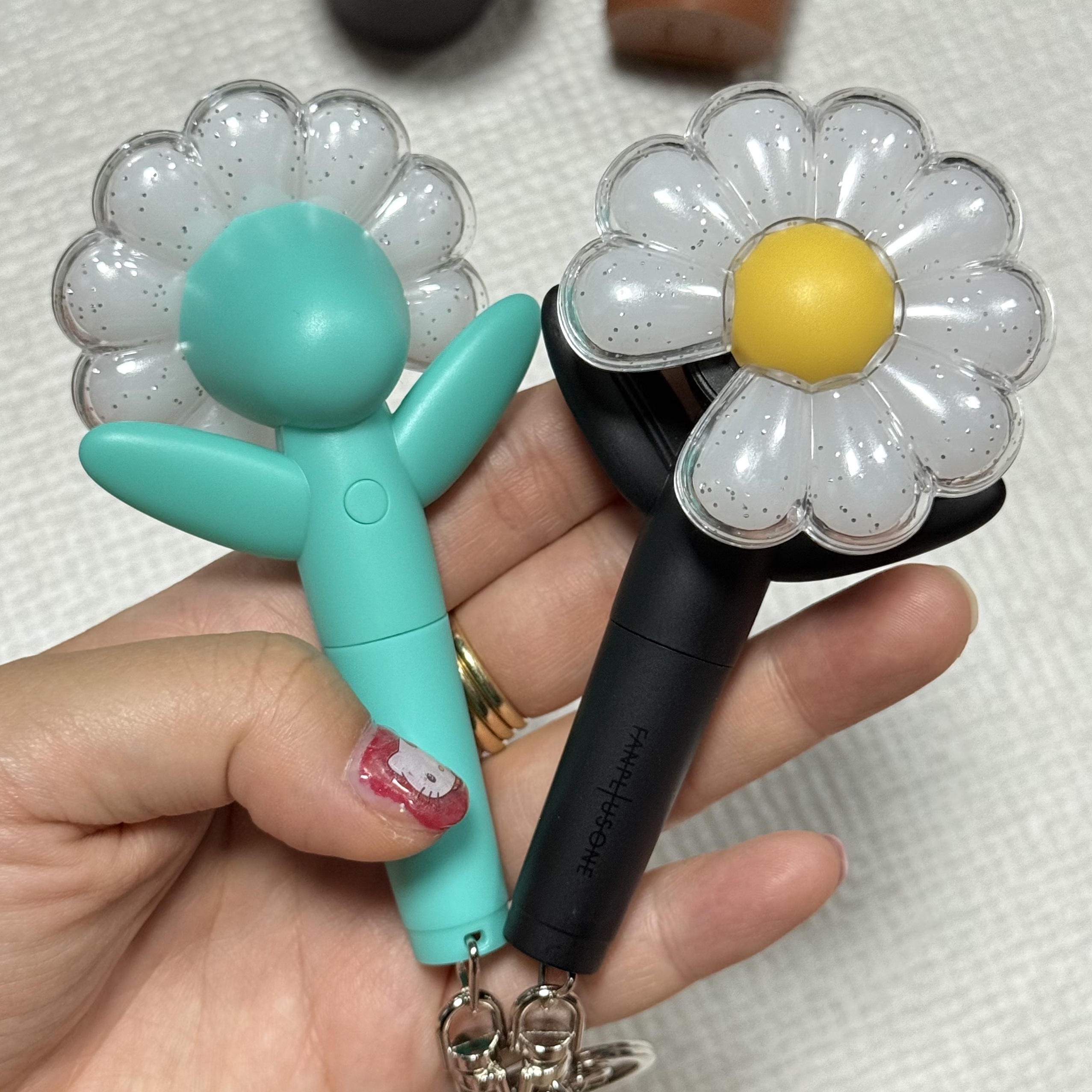 G-DRAGON Ubermensch Official Mini Light Keyring Mint, G-DRAGON Ubermensch Official Mini Light Keyring 착용 스타일 - 3