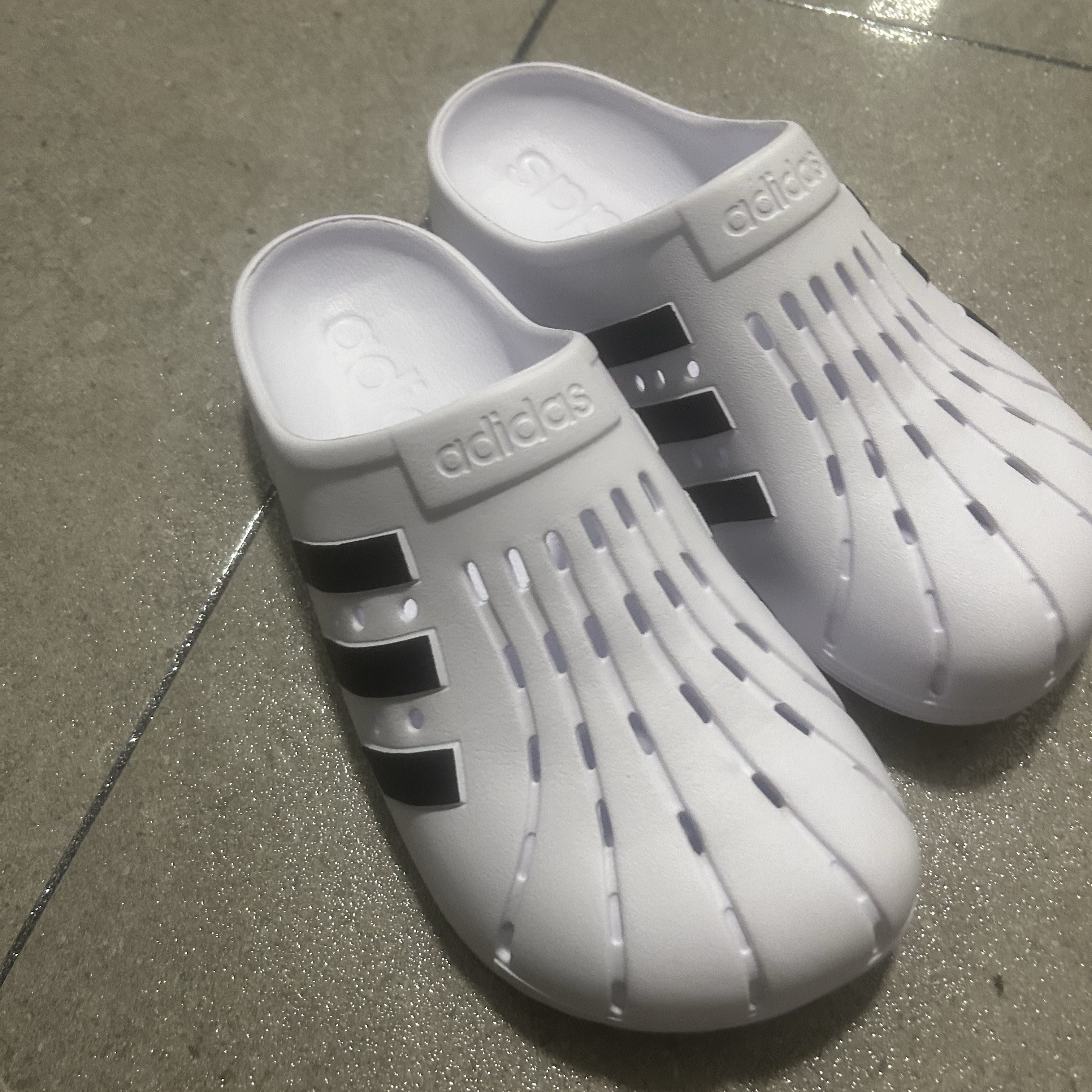 Adidas Adilette Clog White Black 착용 스타일