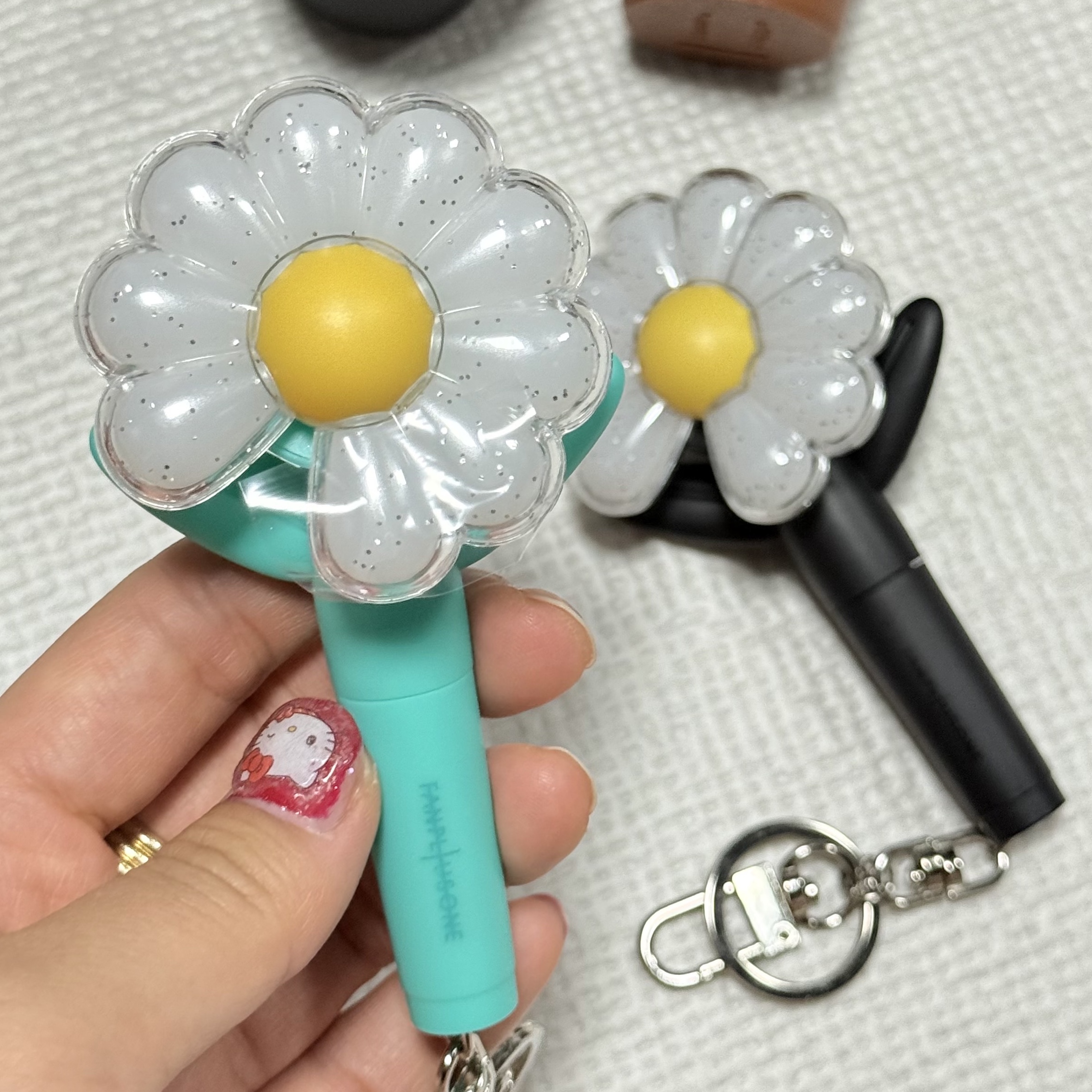 G-DRAGON Ubermensch Official Mini Light Keyring Mint, G-DRAGON Ubermensch Official Mini Light Keyring 착용 스타일 - 2