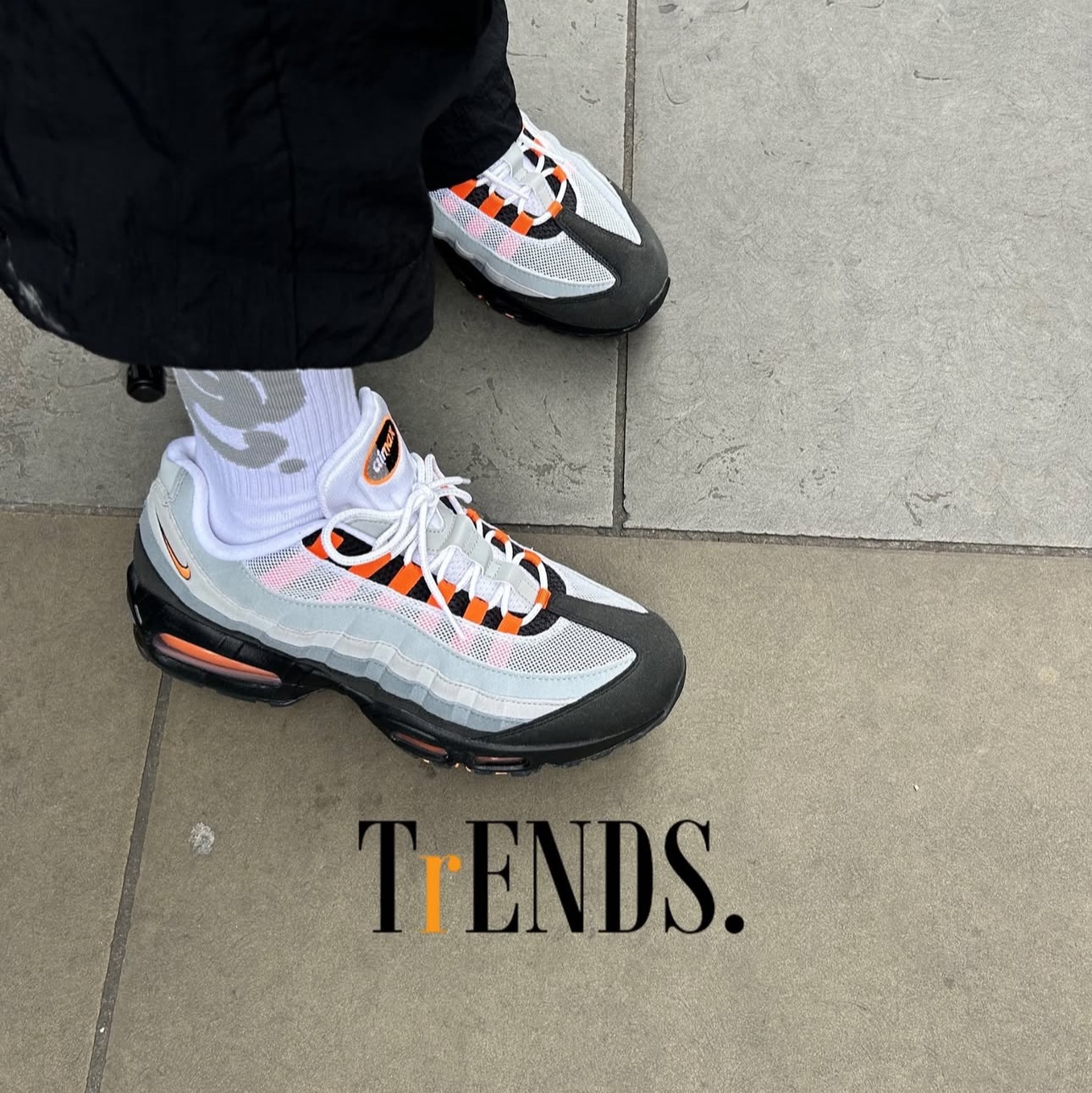 Nike Air Max 95 OG Bright Mandarin 착용 스타일 - 4