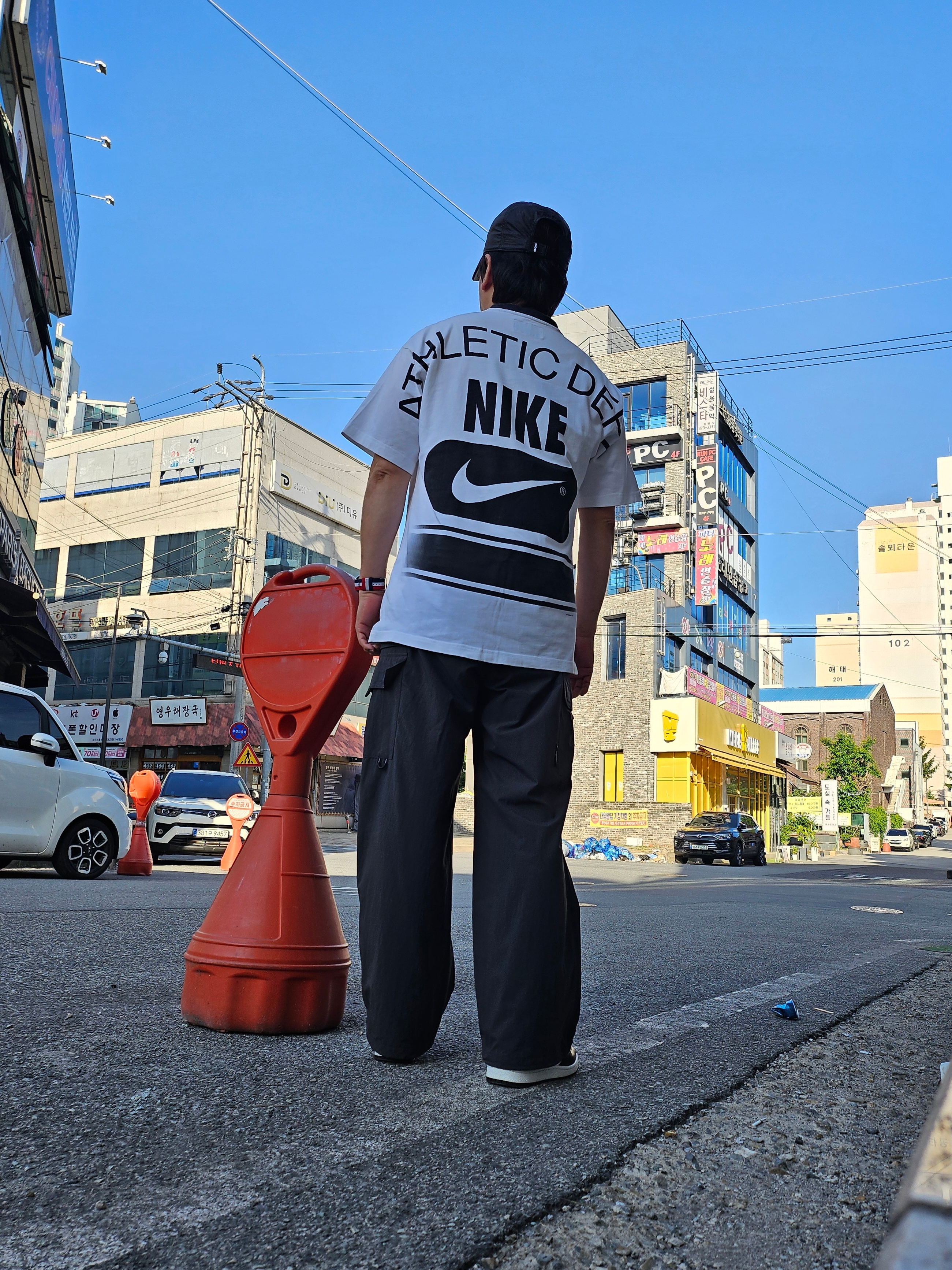 Jordan 1 High 85 Black White, Nike NRG Massive DEPT T-Shirt White - Asia 착용 스타일 - 2