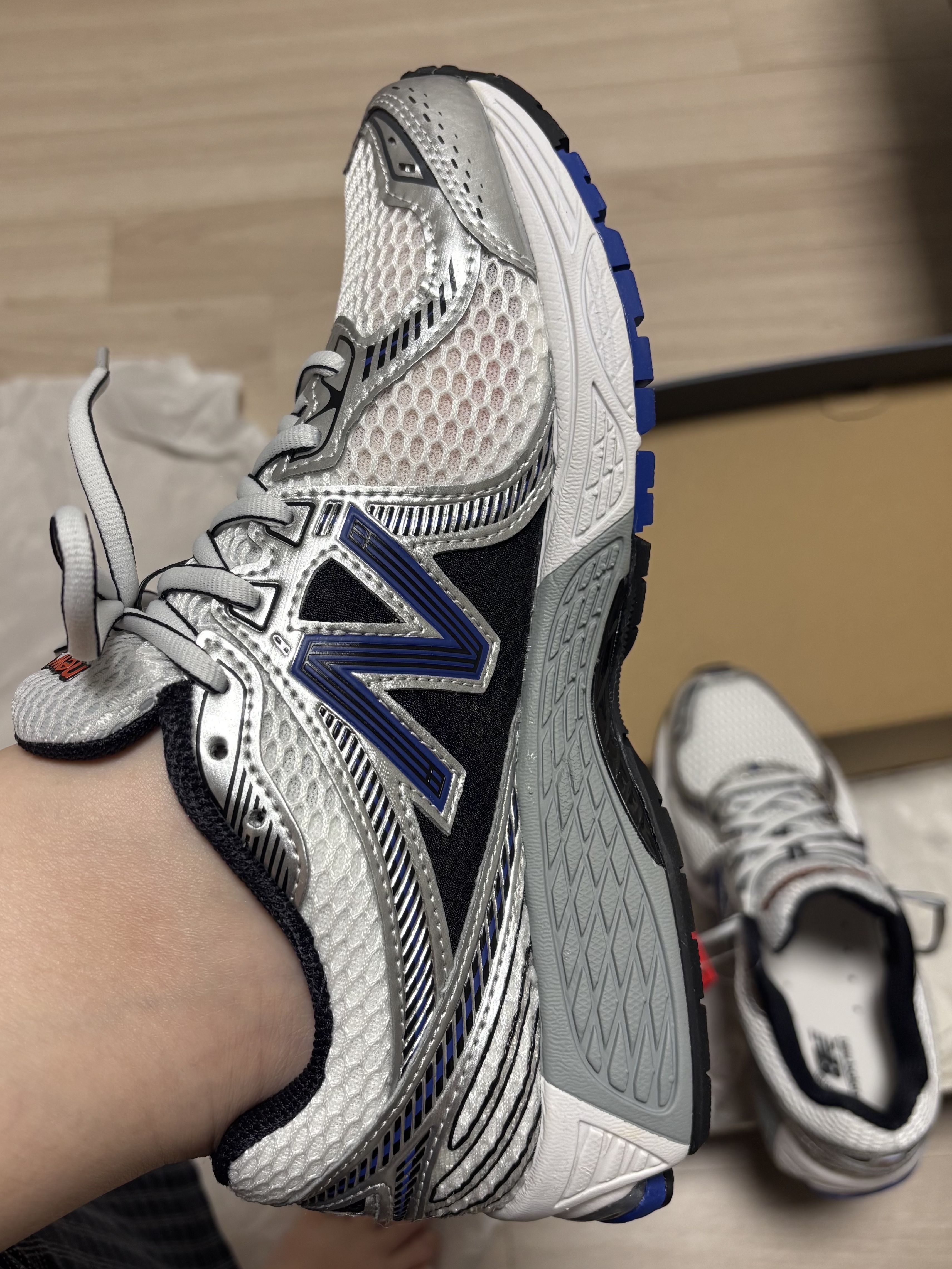 New Balance 860v2 Metallic Silver 착용 스타일