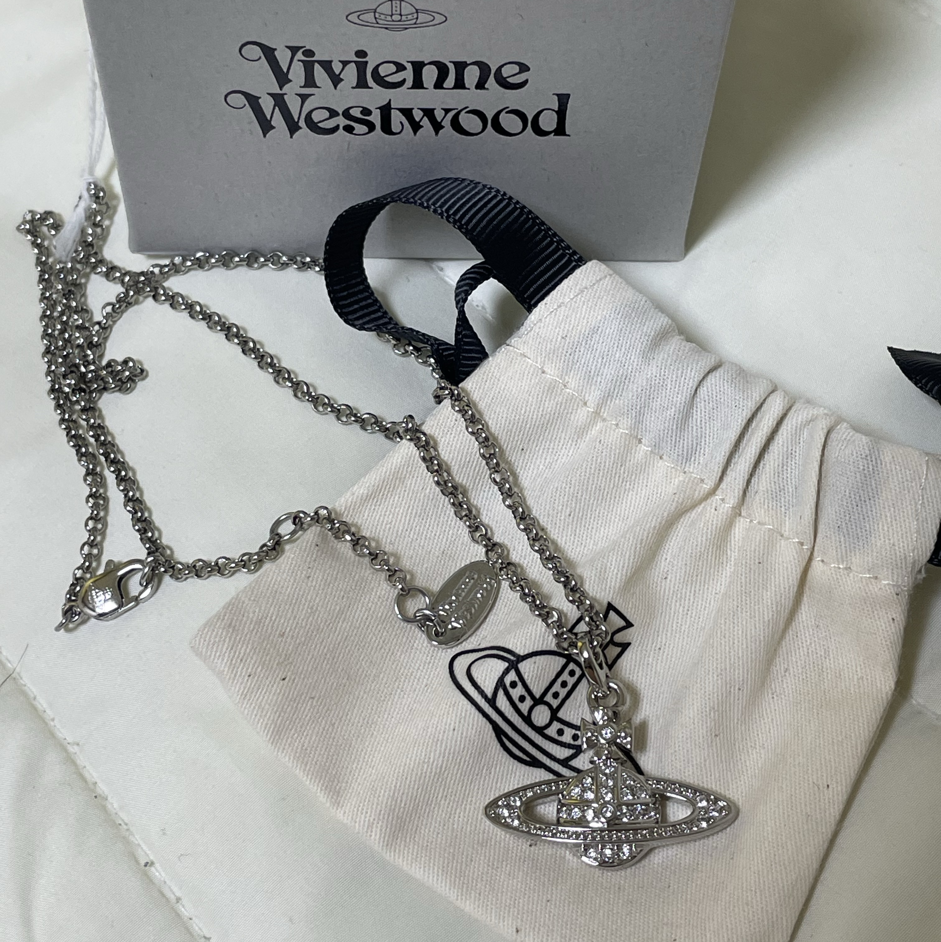 Vivienne Westwood Mini Bas Relief Pendant Silver 착용 스타일