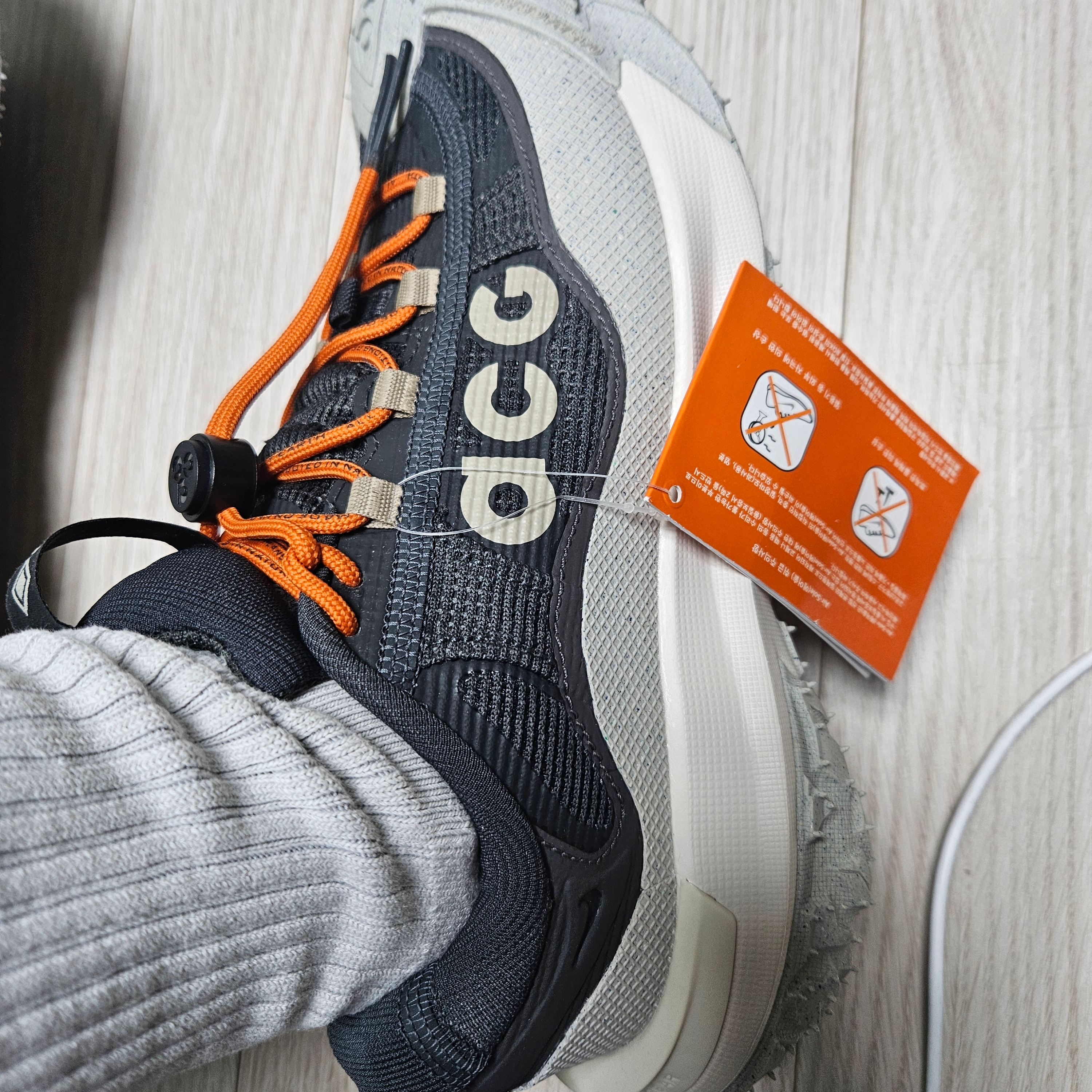 Nike ACG Mountain Fly Low Gore-Tex Dark Smoke Grey 착용 스타일 - 2