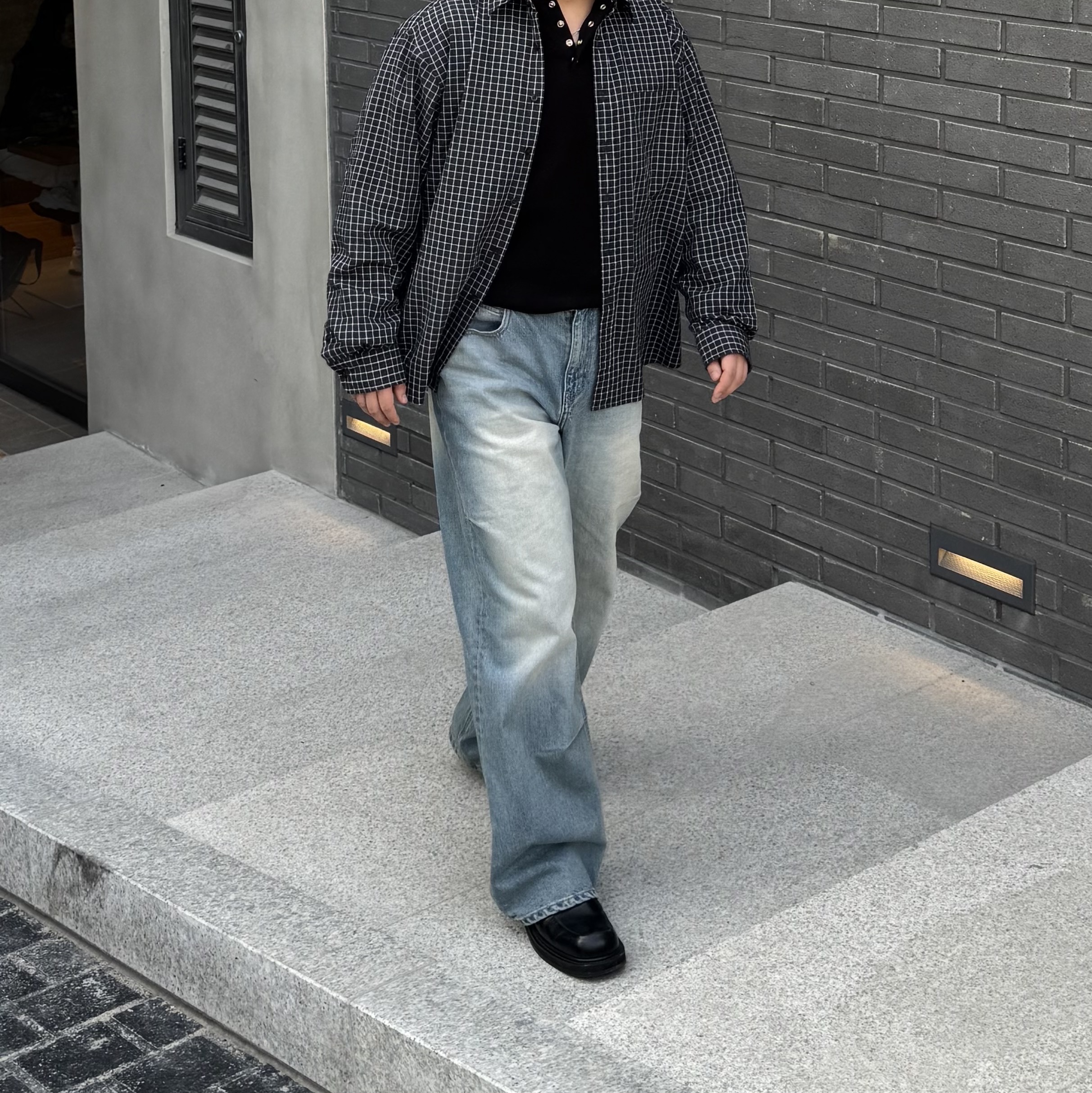 LEARVE Cove Hook Henley Neck T-Shirt Black, noun Straight Denim Pants Mid Blue 착용 스타일 - 3