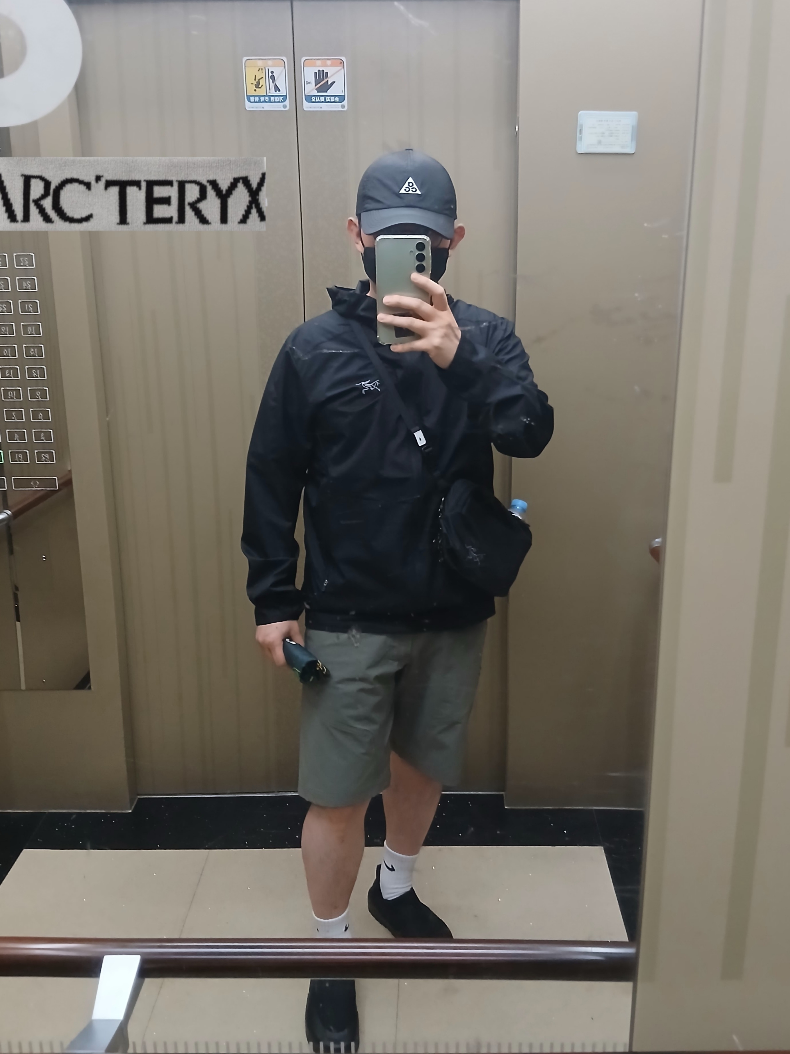 Nike ACG Trail Cap Black, Arc'teryx Motus Arcword Crew SS T-Shirt Black Heather 착용 스타일 - 1