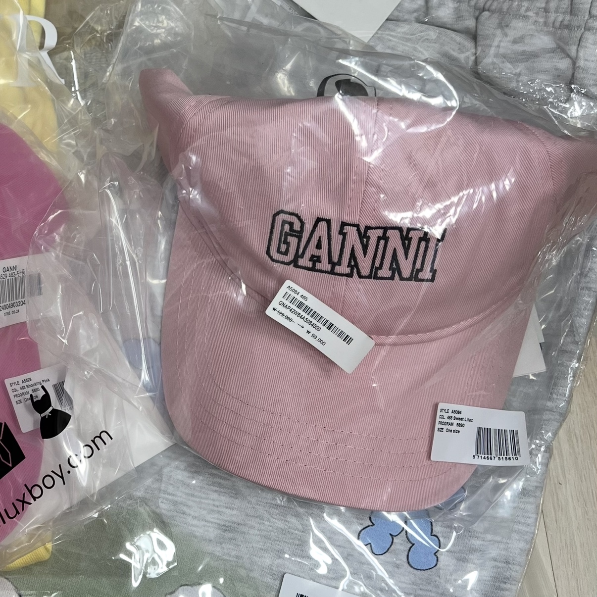(W) Ganni Embroidered Logo Cap Sweet Lilac 착용 스타일