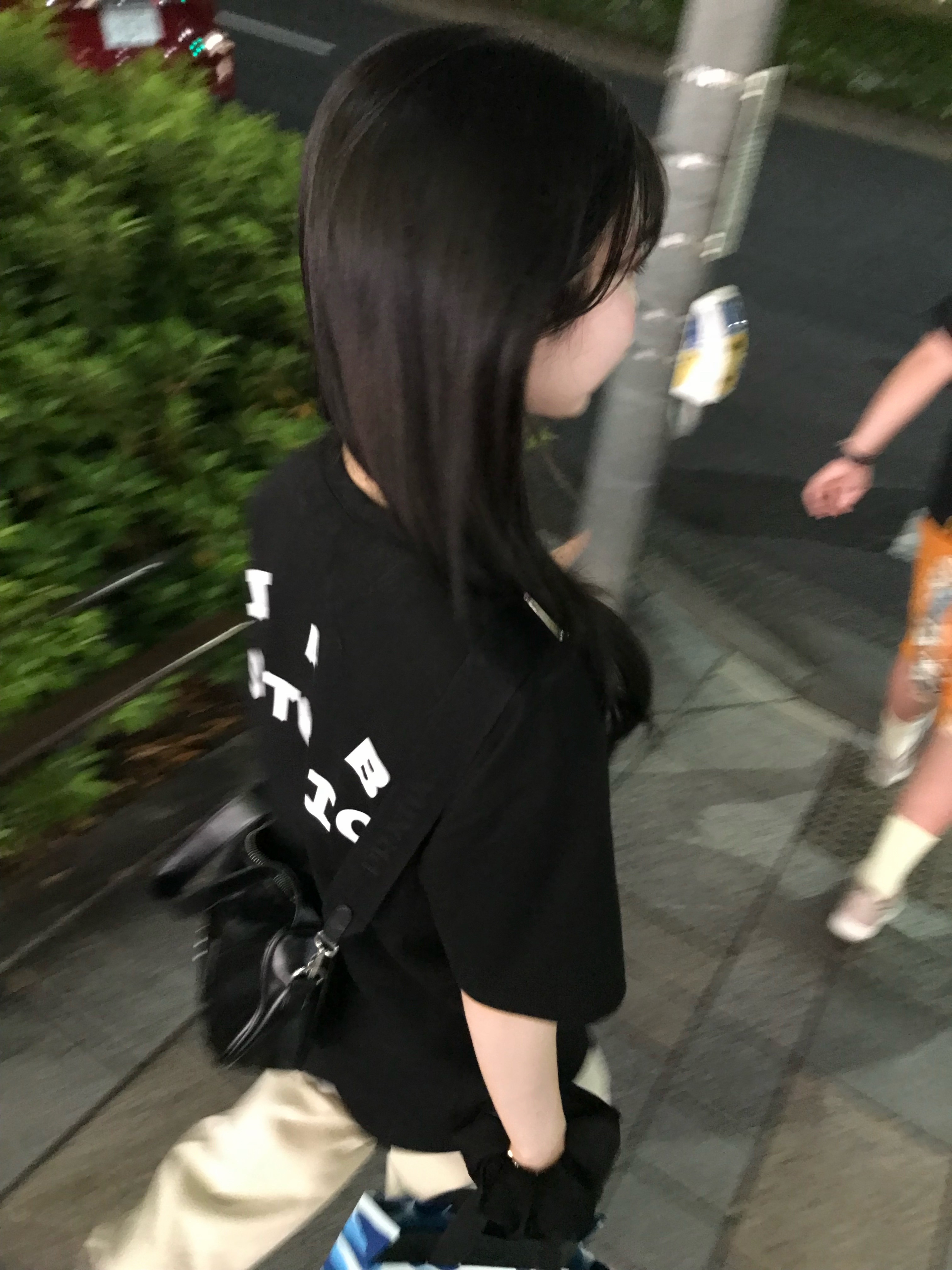 IAB Studio Basic T-Shirt Black White 착용 스타일 - 2
