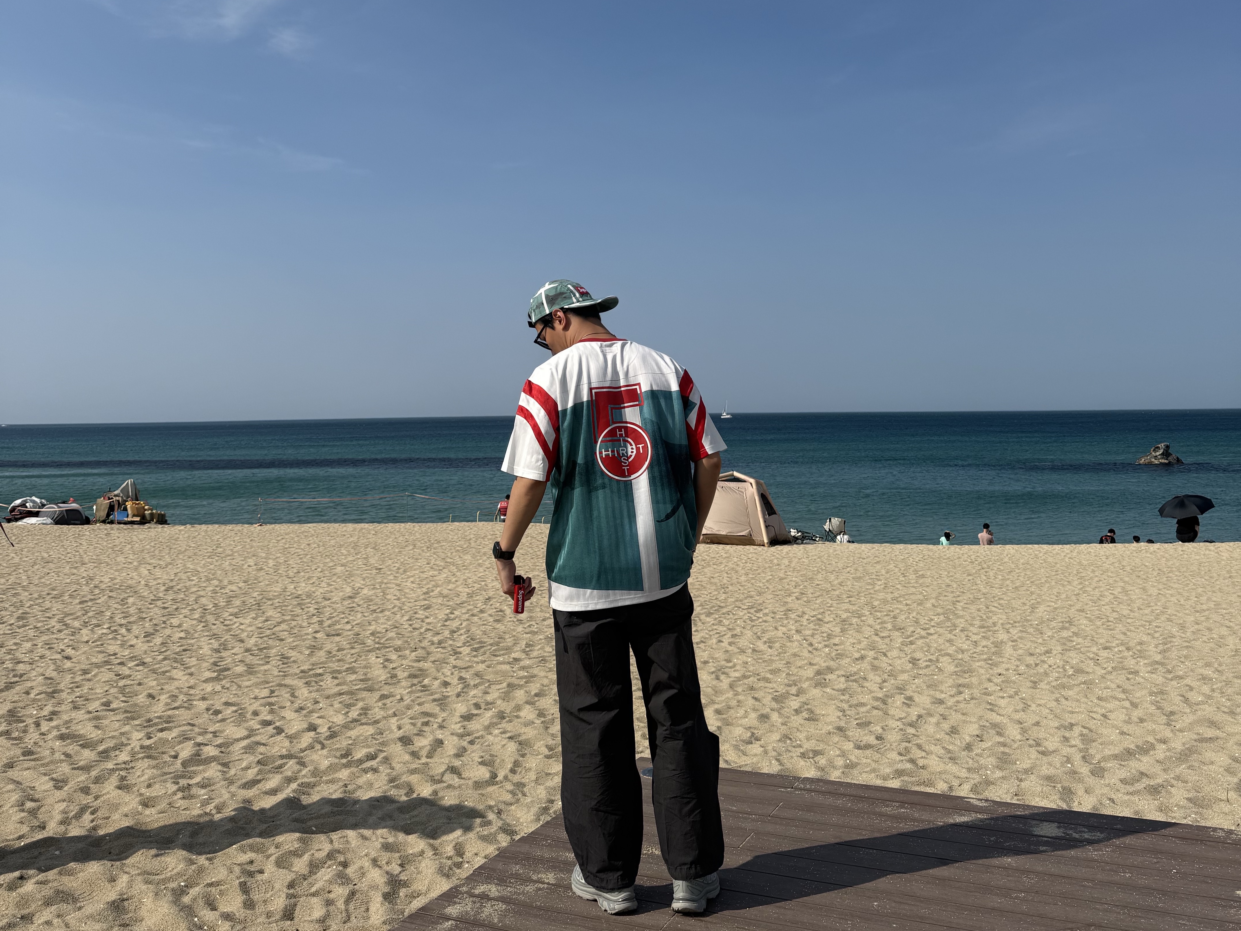 Supreme x Damien Hirst Camp Cap White - 25SS, Supreme x Damien Hirst Soccer Jersey White - 25SS 착용 스타일 - 2