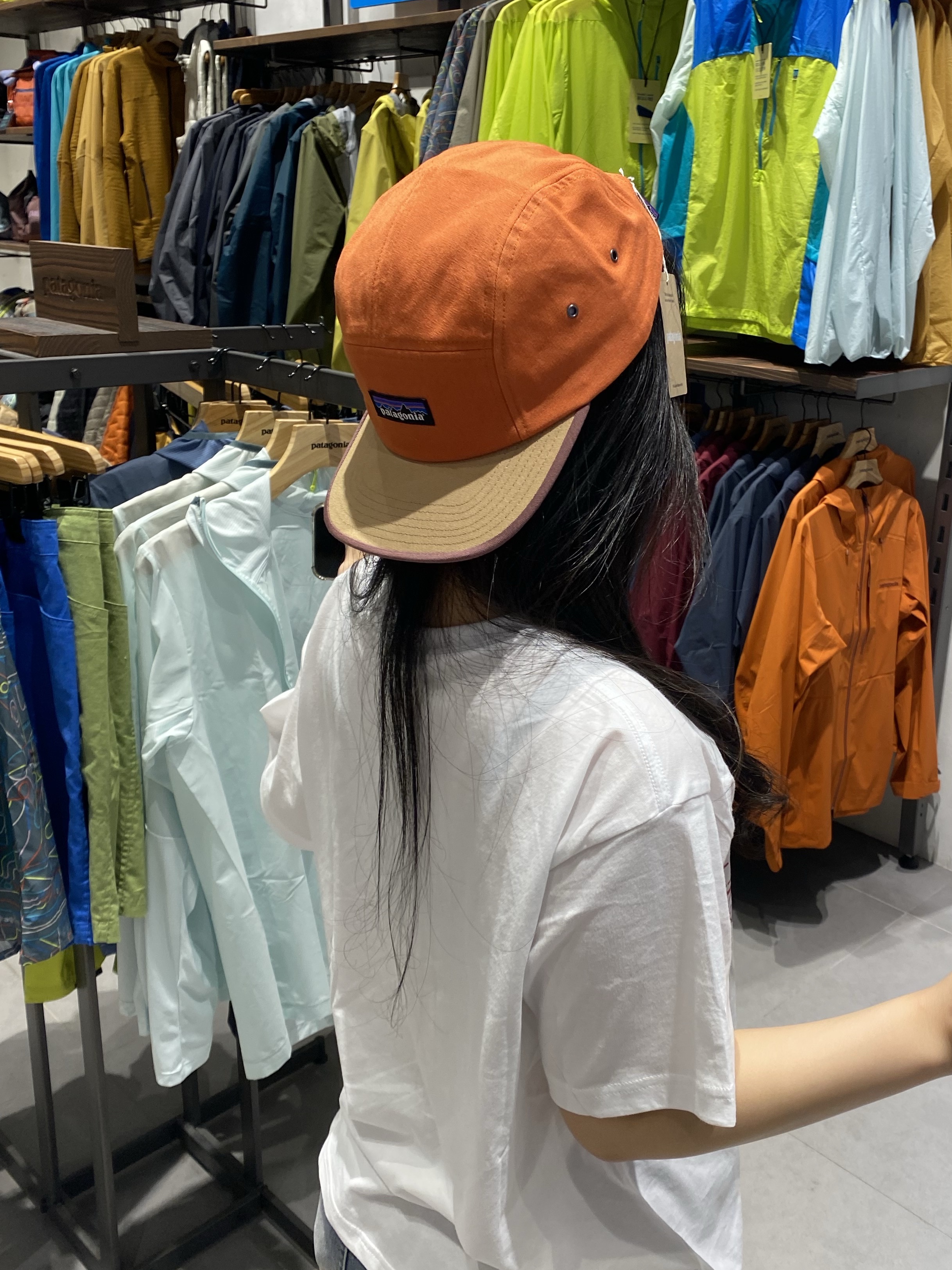 Patagonia P-6 Label Maclure Hat Burl Red 착용 스타일 - 2