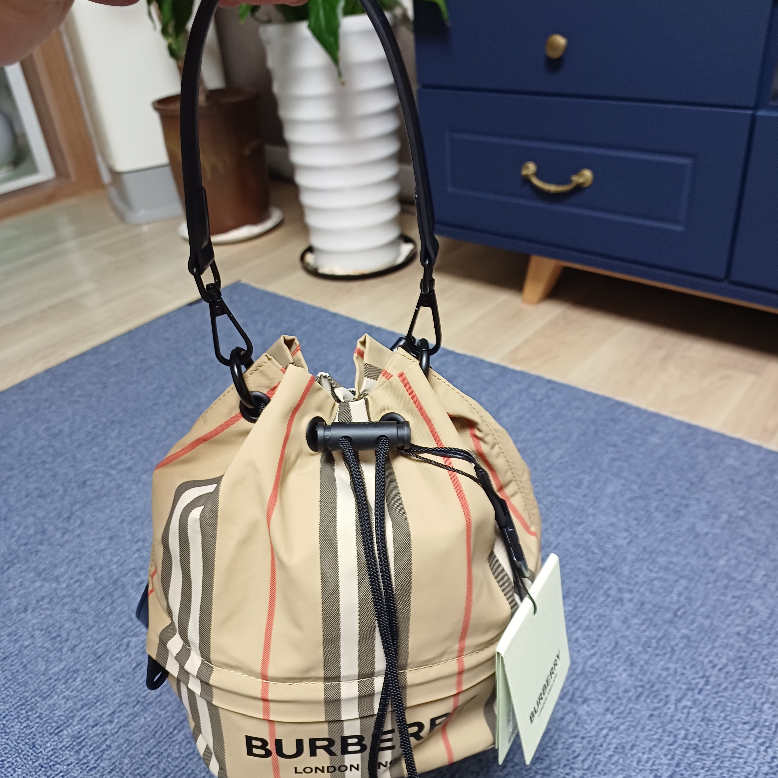 Burberry Icon Stripe Econyl Drawcord Pouch Archive Beige 착용 스타일
