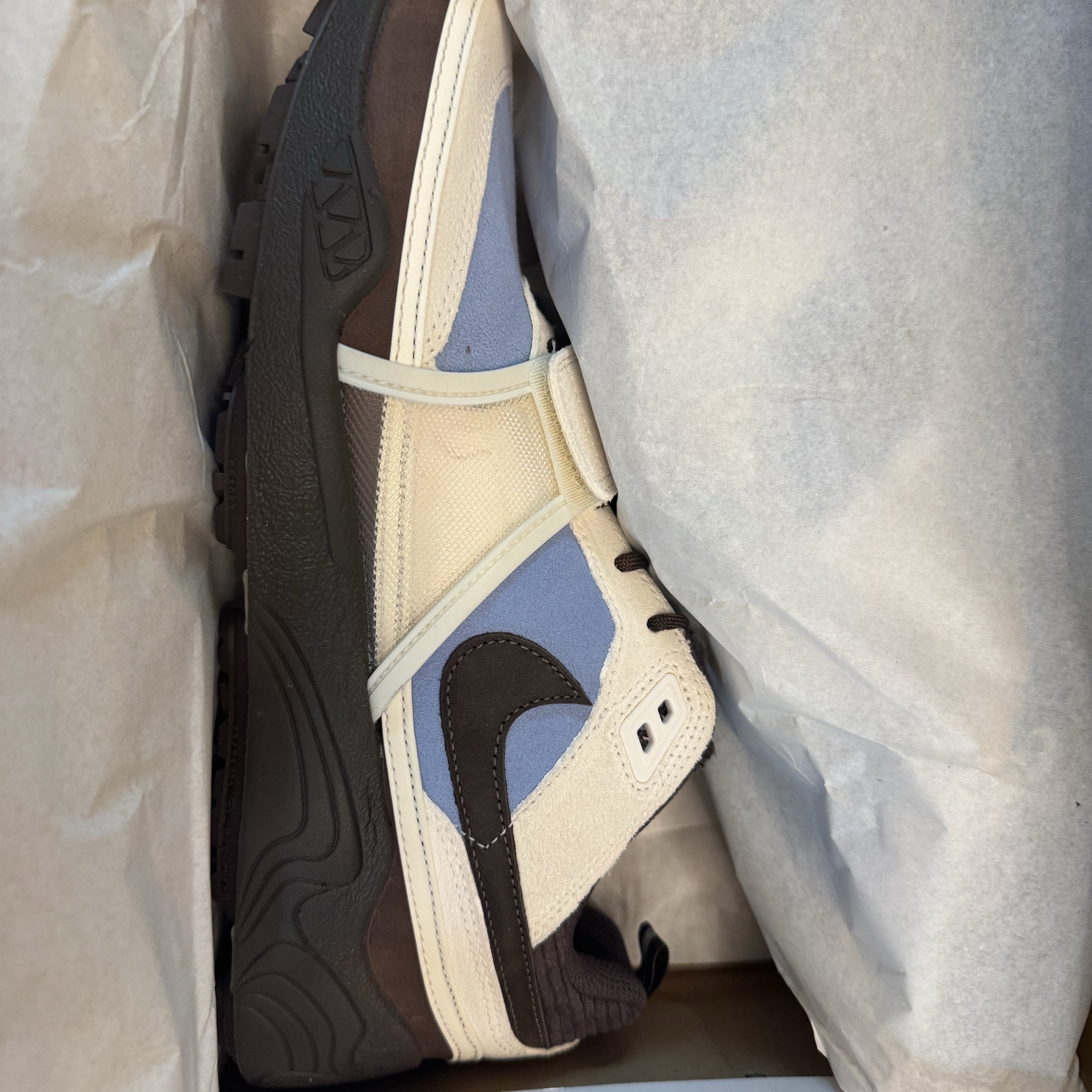 Nike x Travis Scott Zoom Field Jaxx Pale Ivory and Leche Blue 착용 스타일