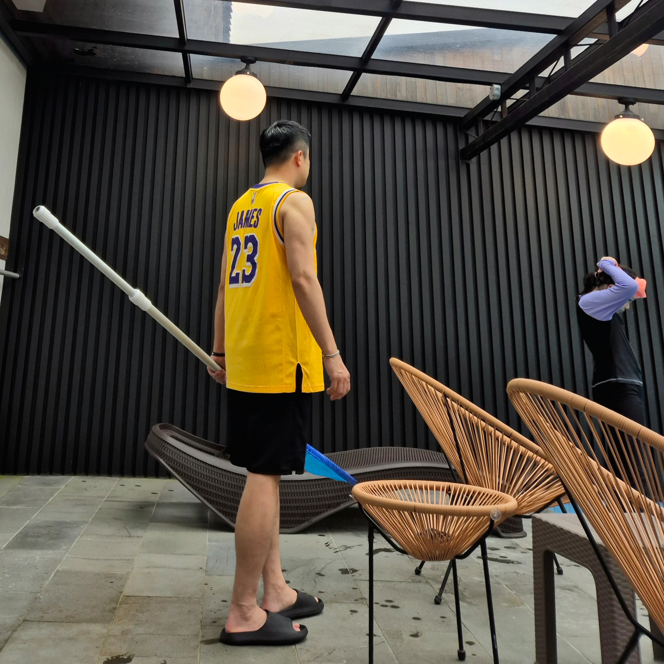 Nike LeBron James LA Lakers Icon Edition 2022/23 NBA Swingman Jersey Amarillo 착용 스타일 - 2