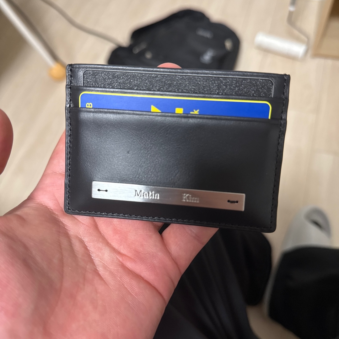 Matin Kim Vintage Card Wallet Black 착용 스타일