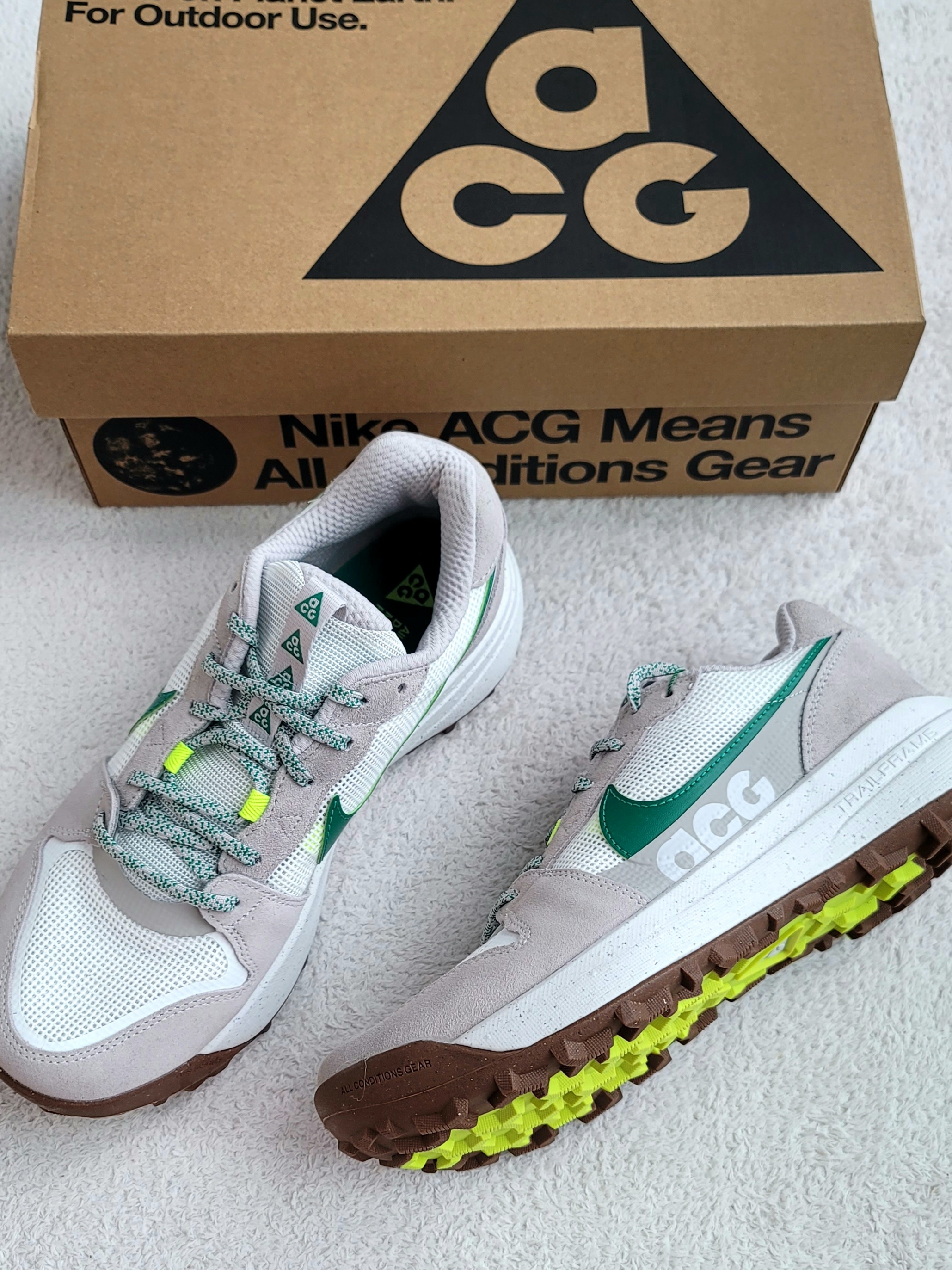 Nike ACG Lowcate Light Iron Ore 착용 스타일 - 1