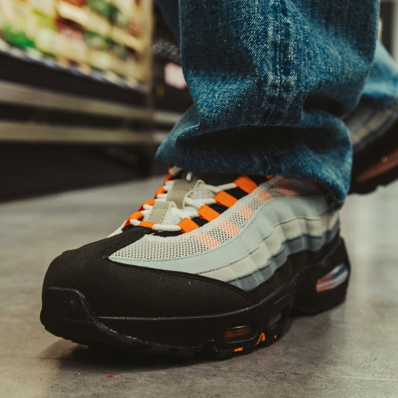 Nike Air Max 95 OG Bright Mandarin 착용 스타일 - 6