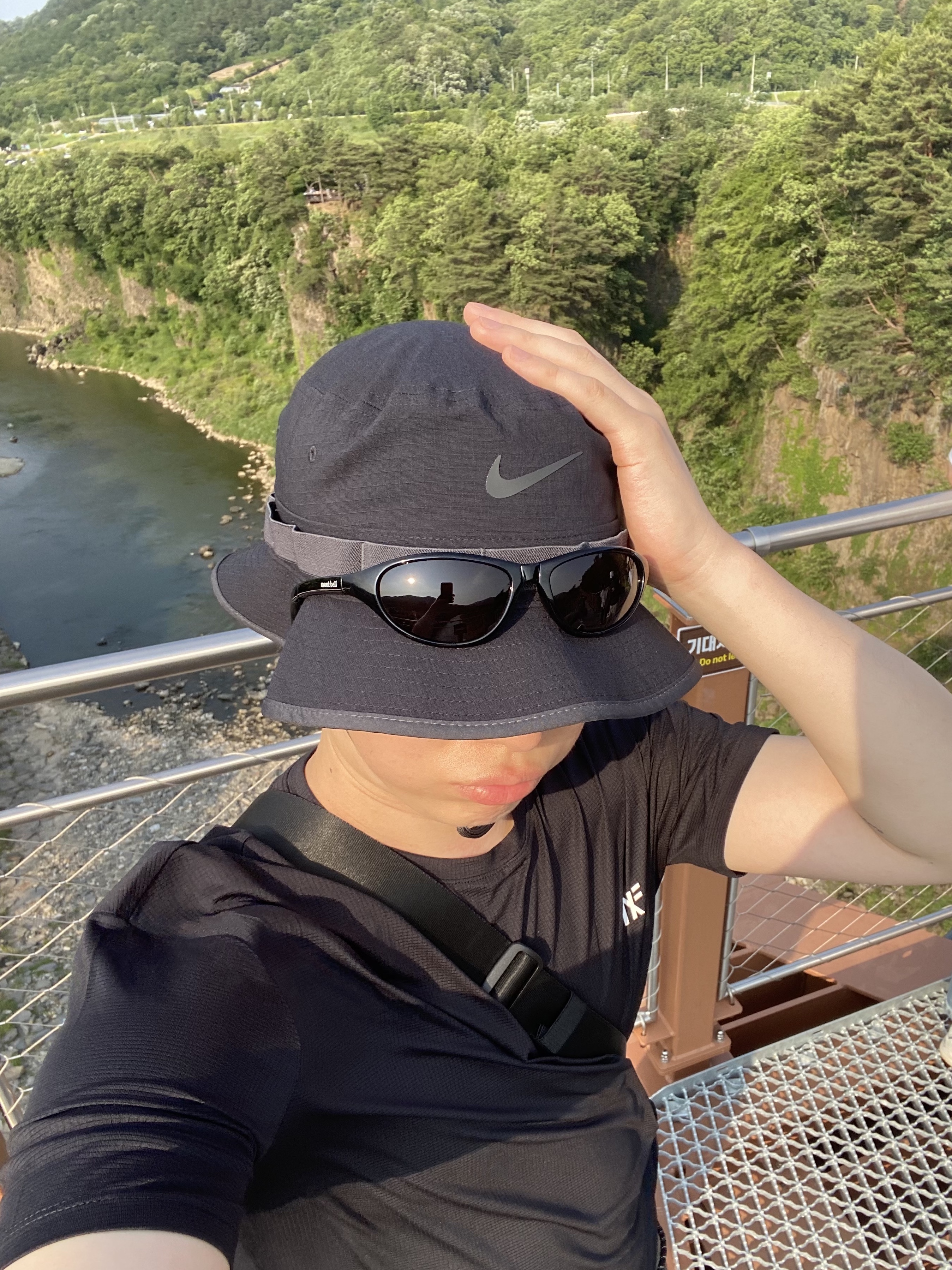 Montbell Trekking Glasses Black Grey, Nike Dri-Fit Apex Bucket Hat Black Anthracite 착용 스타일 - 1
